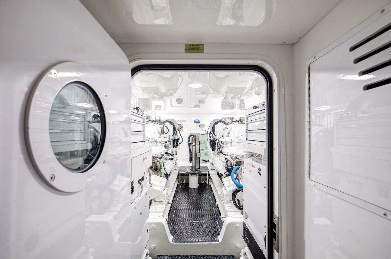2015 Viking 70 Convertible - Image 29