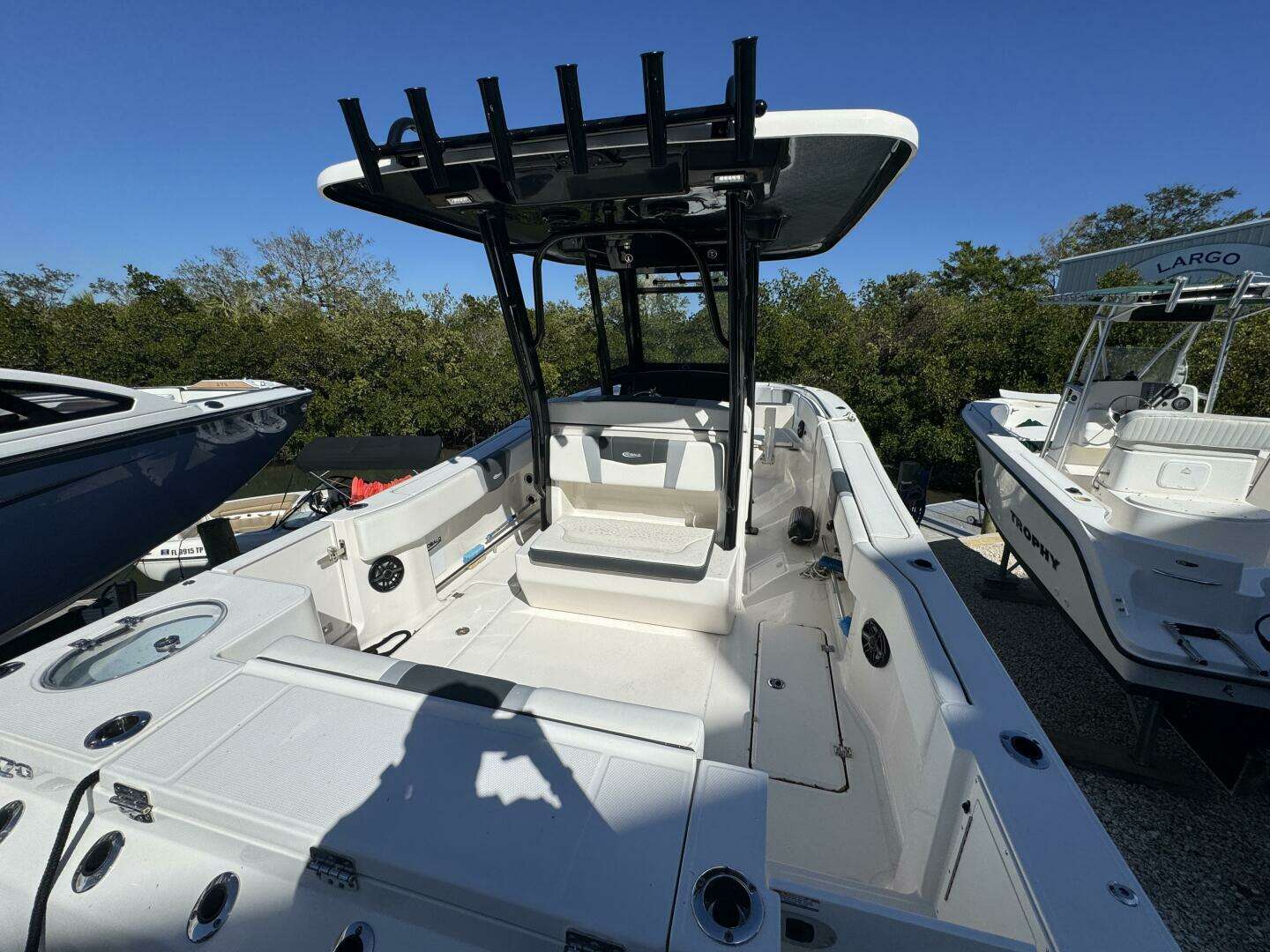 2023 Robalo R270 Center Console - Image 13