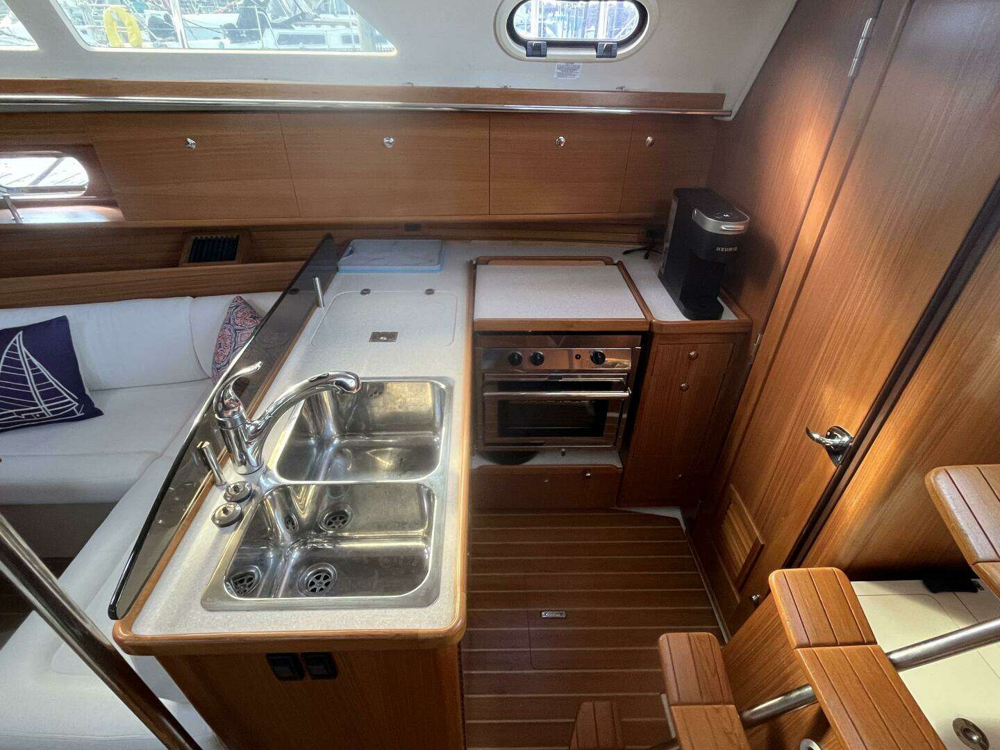2017 Catalina 355 - Image 28