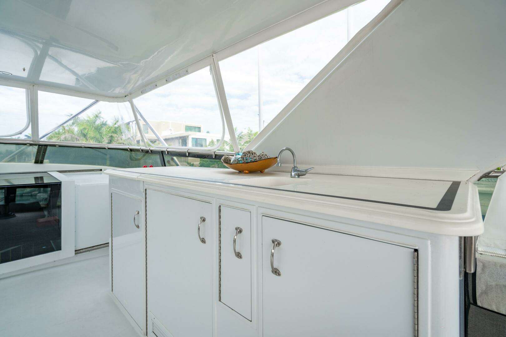 2001 Hatteras 100 Motor Yacht - Image 71