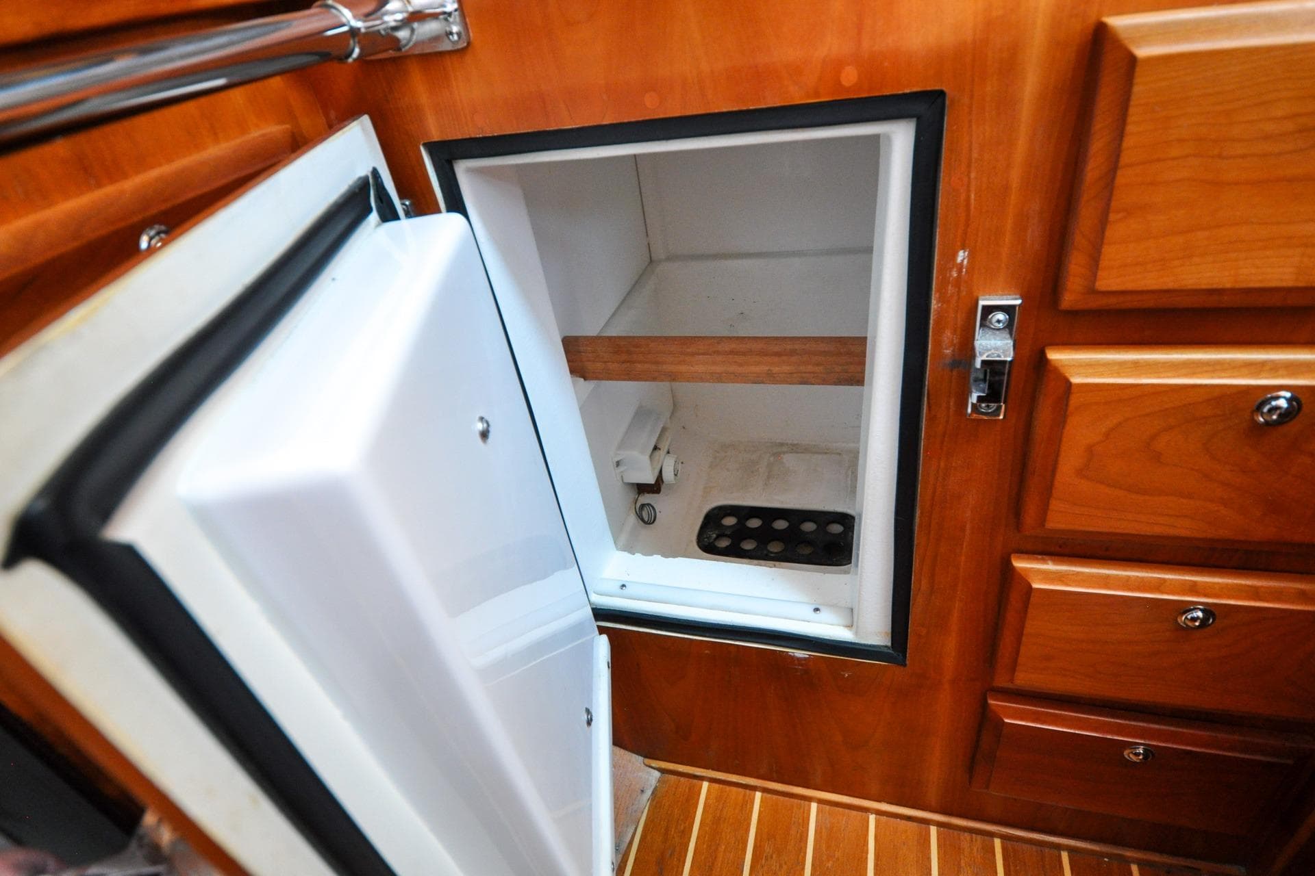 Sabre 426 - Jezebel Galley Refrigeration