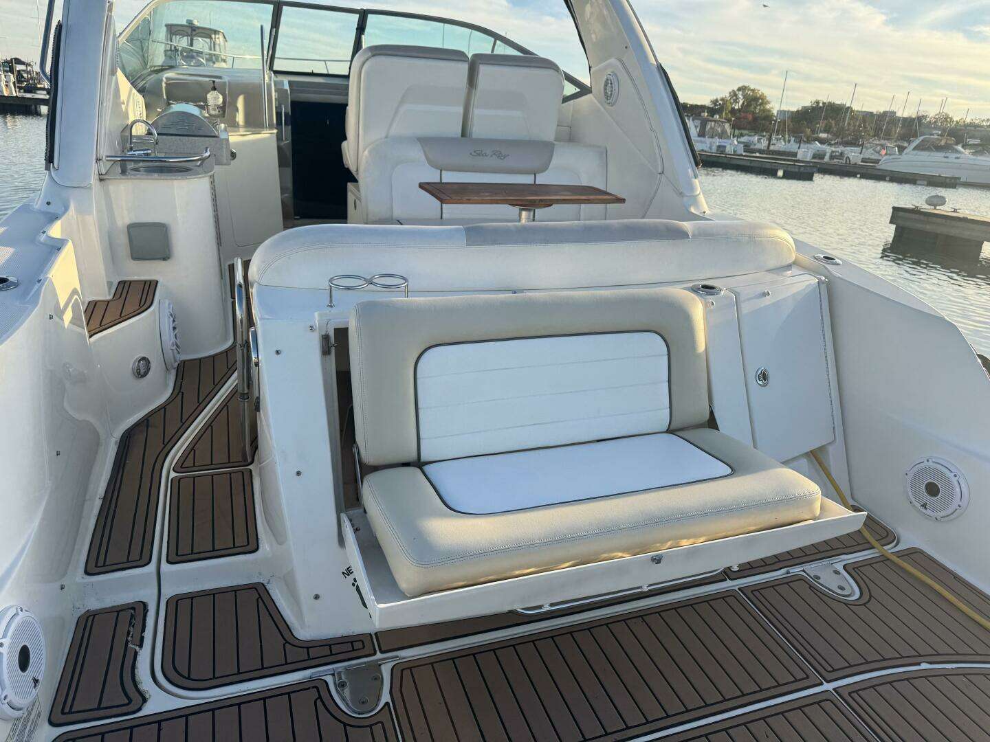 2011 Sea Ray 330 Sundancer - Image 9