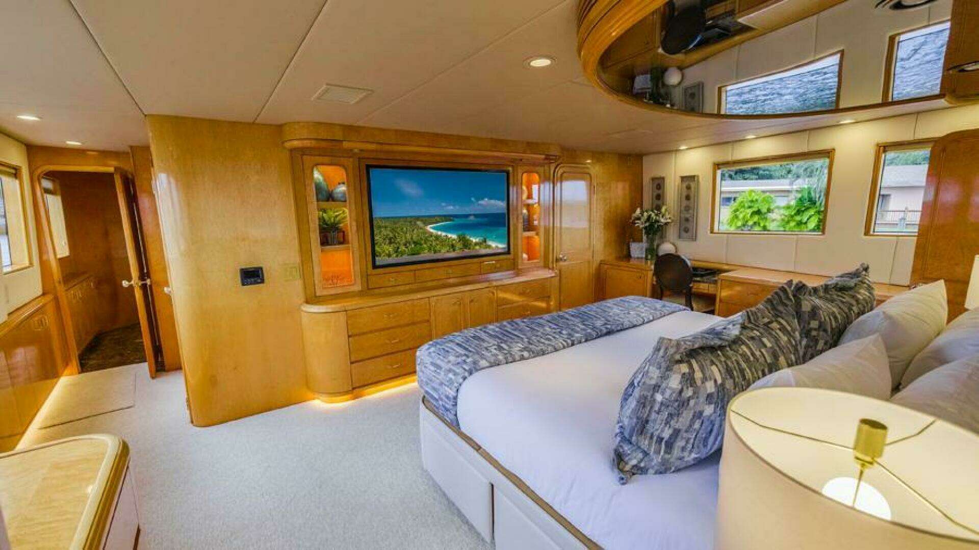 1995 Hatteras Flybridge Motor Yacht - Image 16
