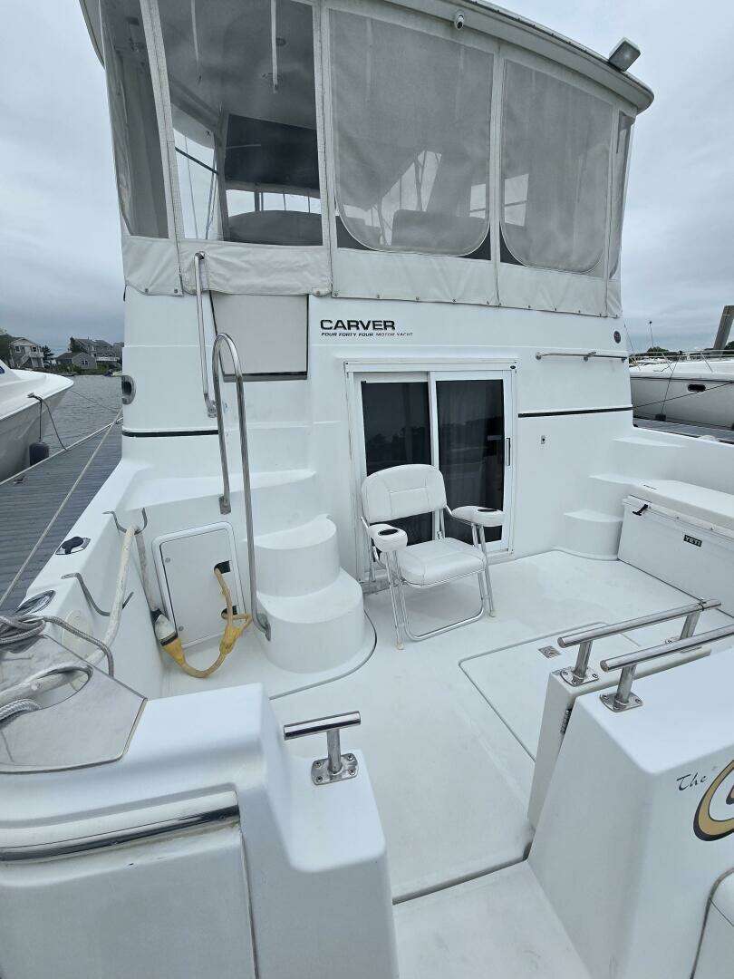 2002 Carver 444 Cockpit Motor Yacht - Image 9
