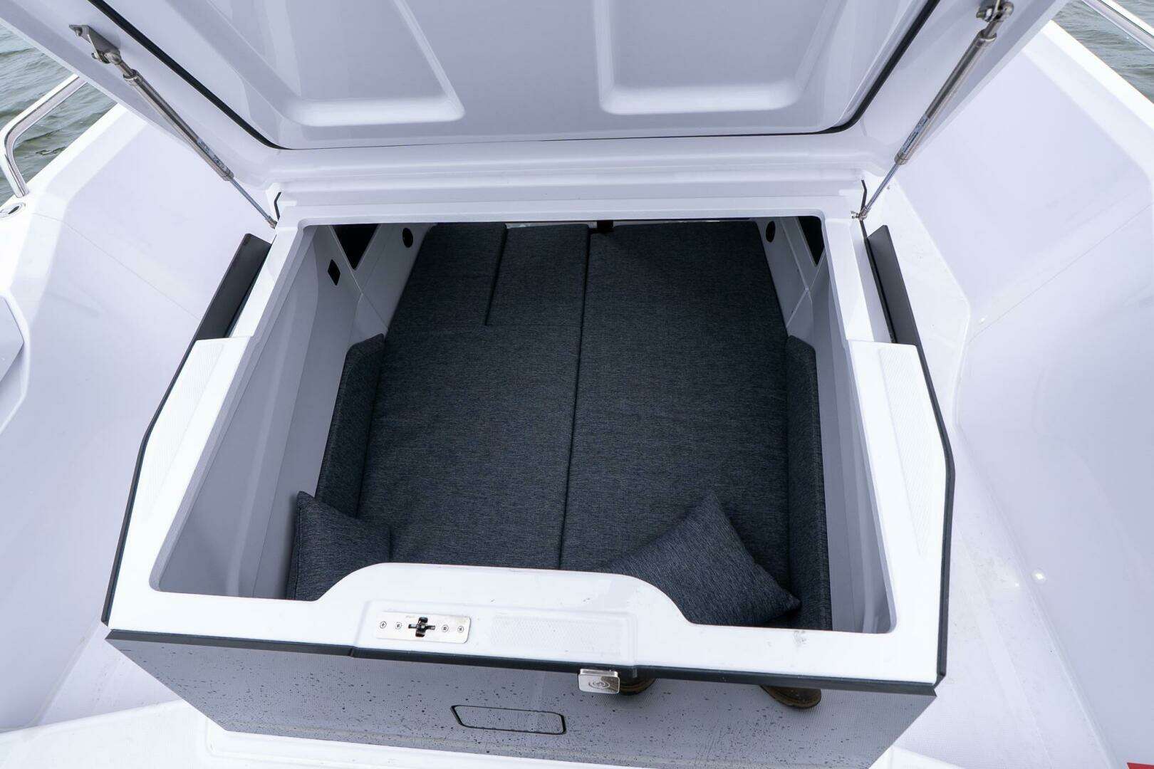 2026 Axopar Cross Cabin - Image 10