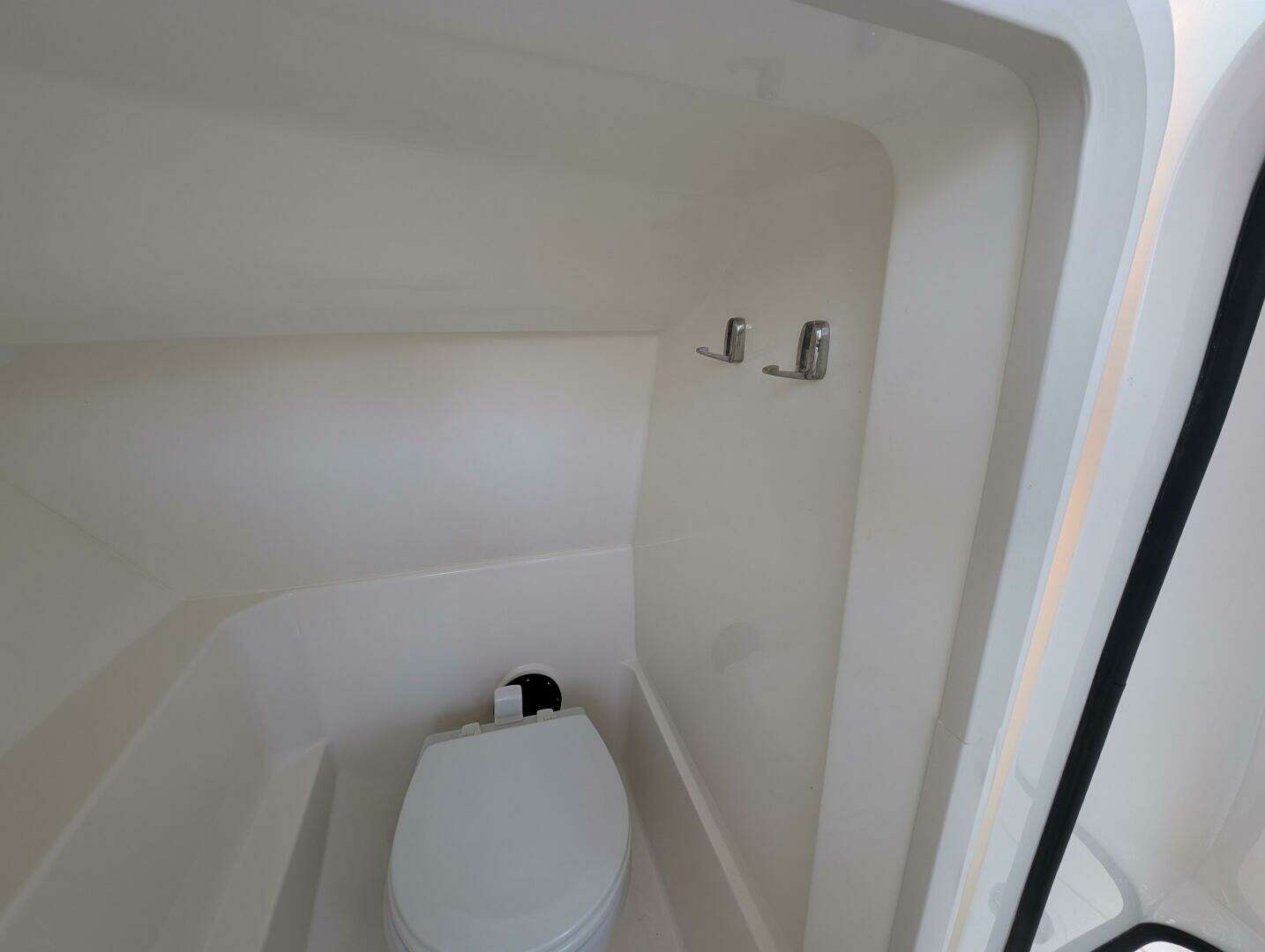 2023 Boston Whaler 240 Vantage - Image 43