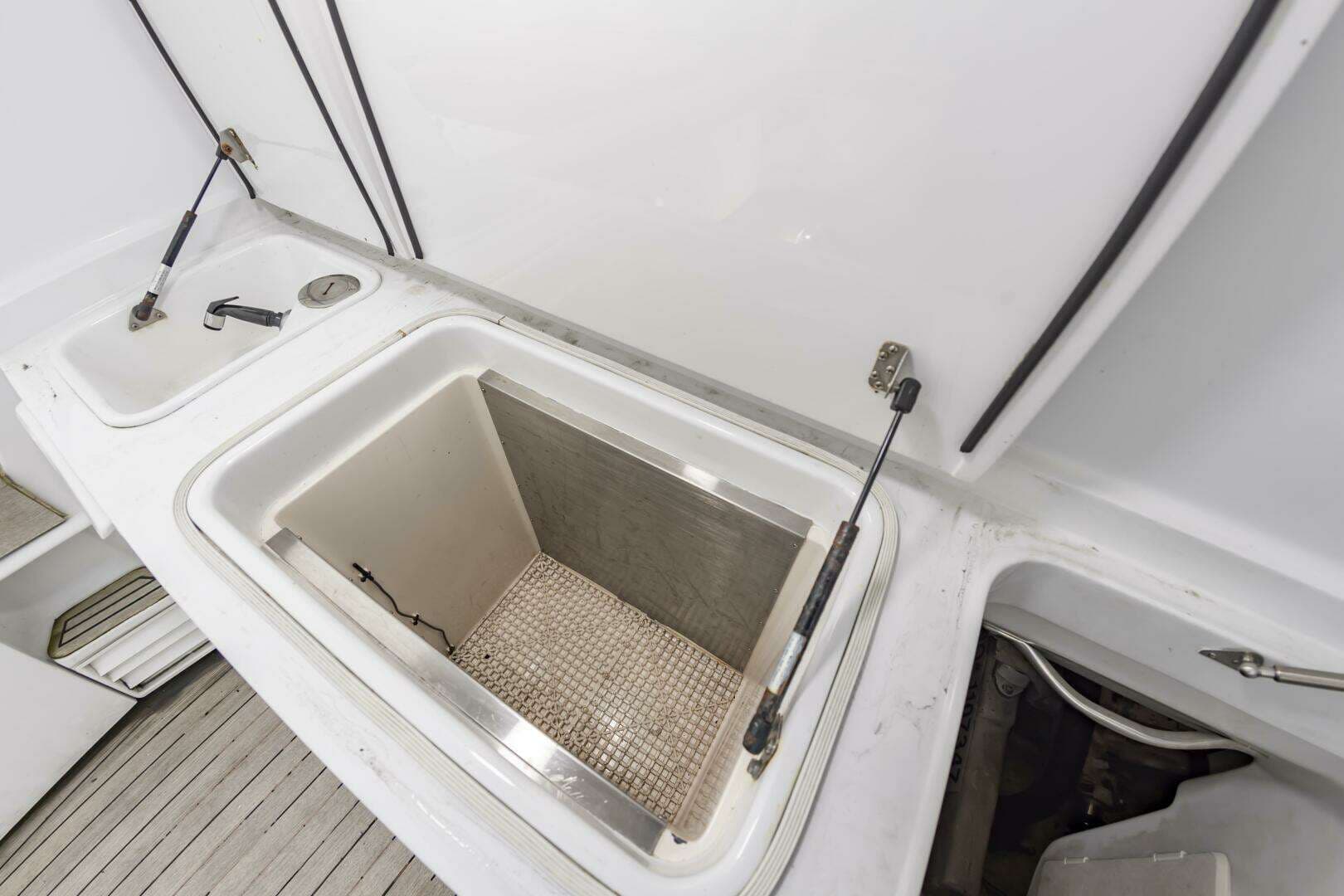2001 Ocean Yachts 52 SUPER SPORT - Image 17