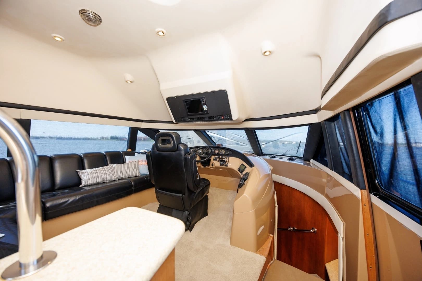 1999 Carver 530 Voyager - Image 10