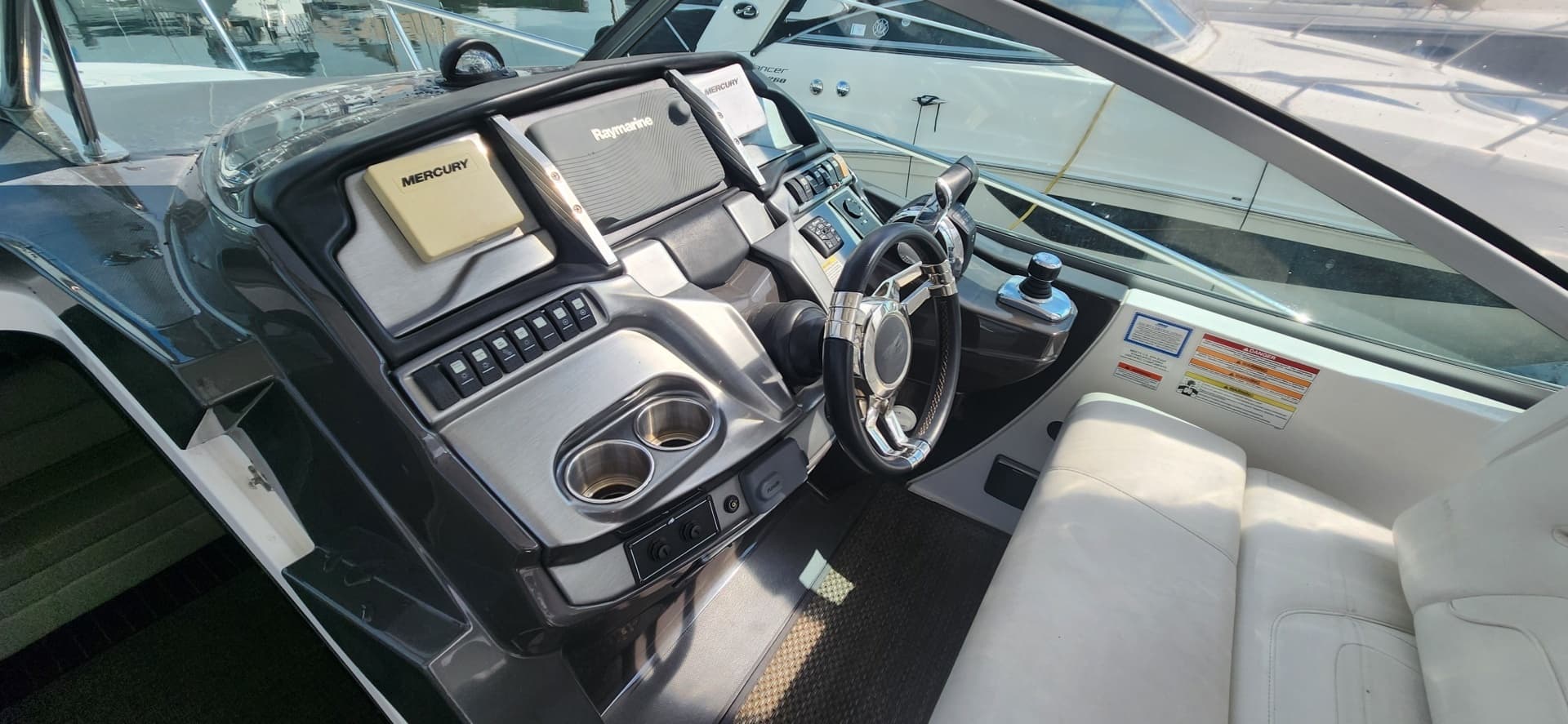 2015 Monterey 335 Sport Yacht - Image 8