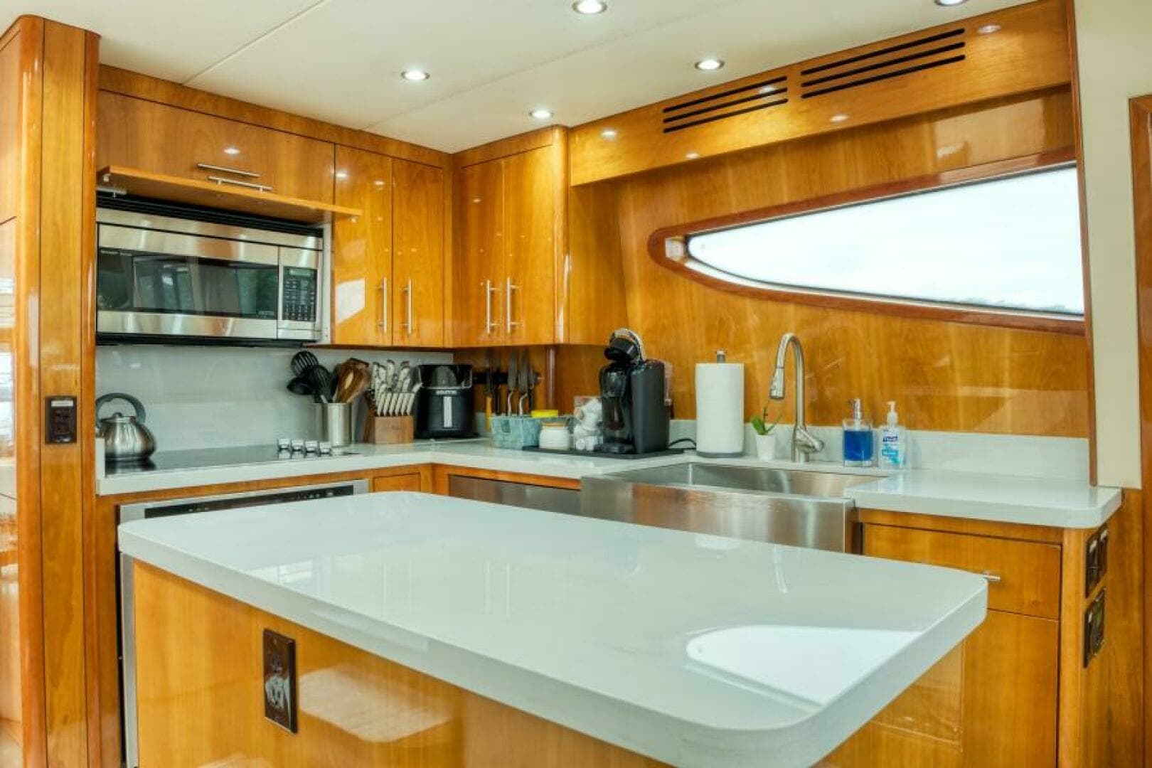 2007 Hatteras 80 Enclosed Bridge - Image 20