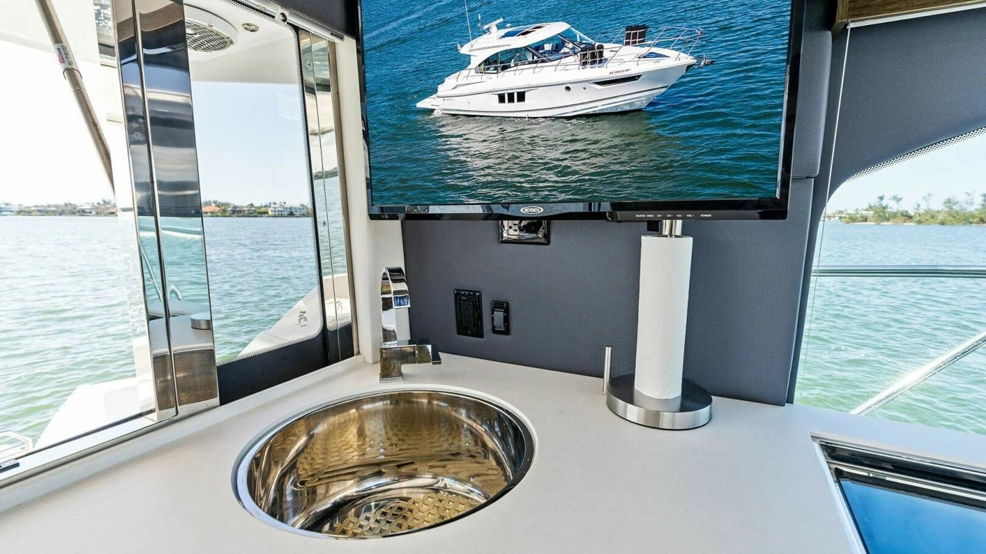 2019 Cruisers Yachts 45 Cantius - Image 34