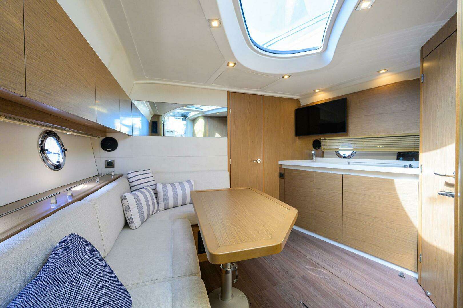 2015 Beneteau 38 GT - Image 5