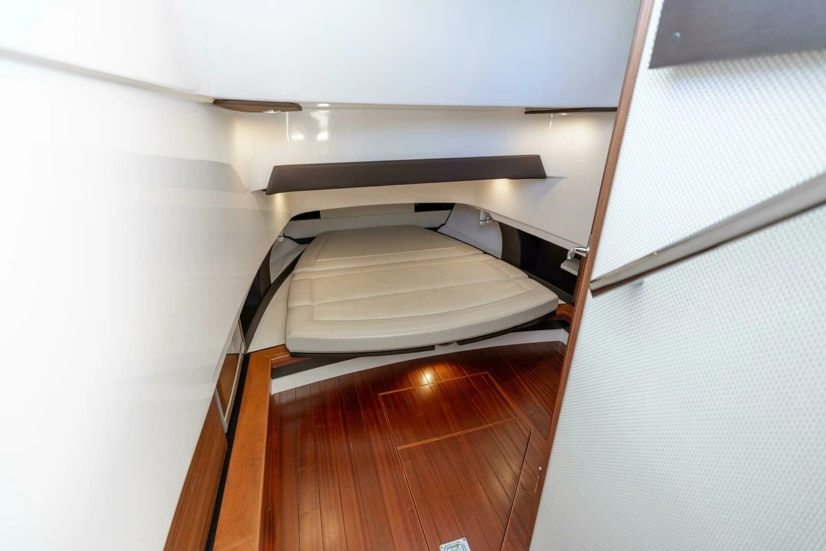 2019 Pursuit S 368 - Image 8