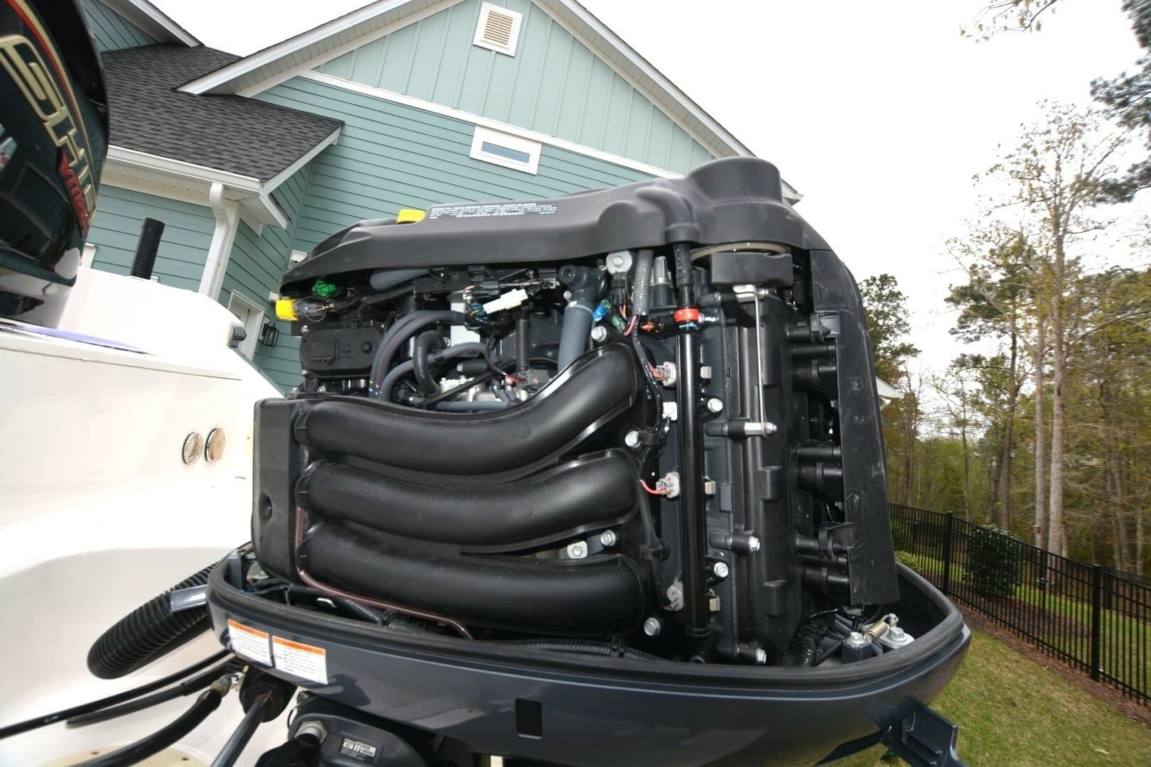 2023 Robalo R230 - Image 16