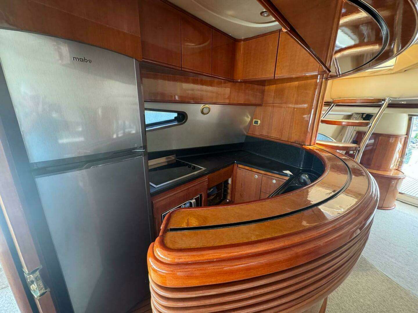 2001 Azimut 68 Plus - Image 17