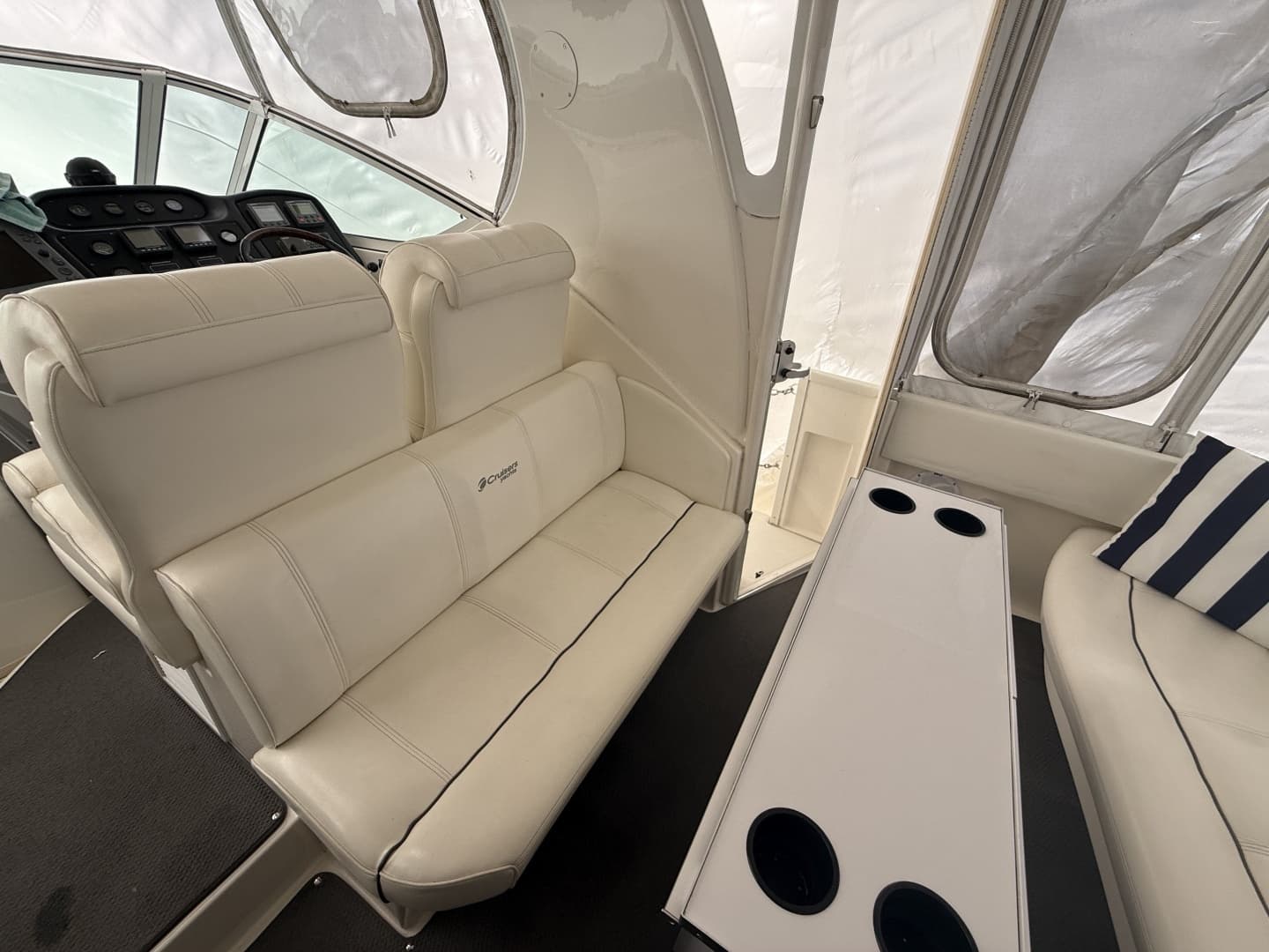 2005 Cruisers Yachts 405 Motor Yacht - Image 7