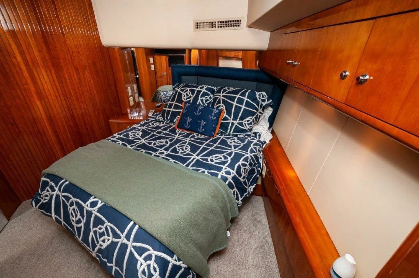 2002 Hatteras 65 Enclosed Bridge - Image 11