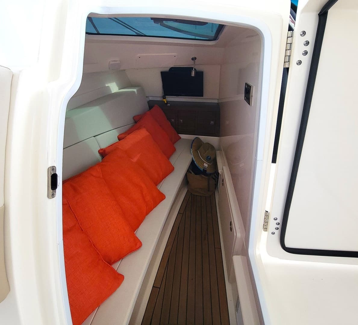 2022 Boston Whaler 320 Vantage - Image 36