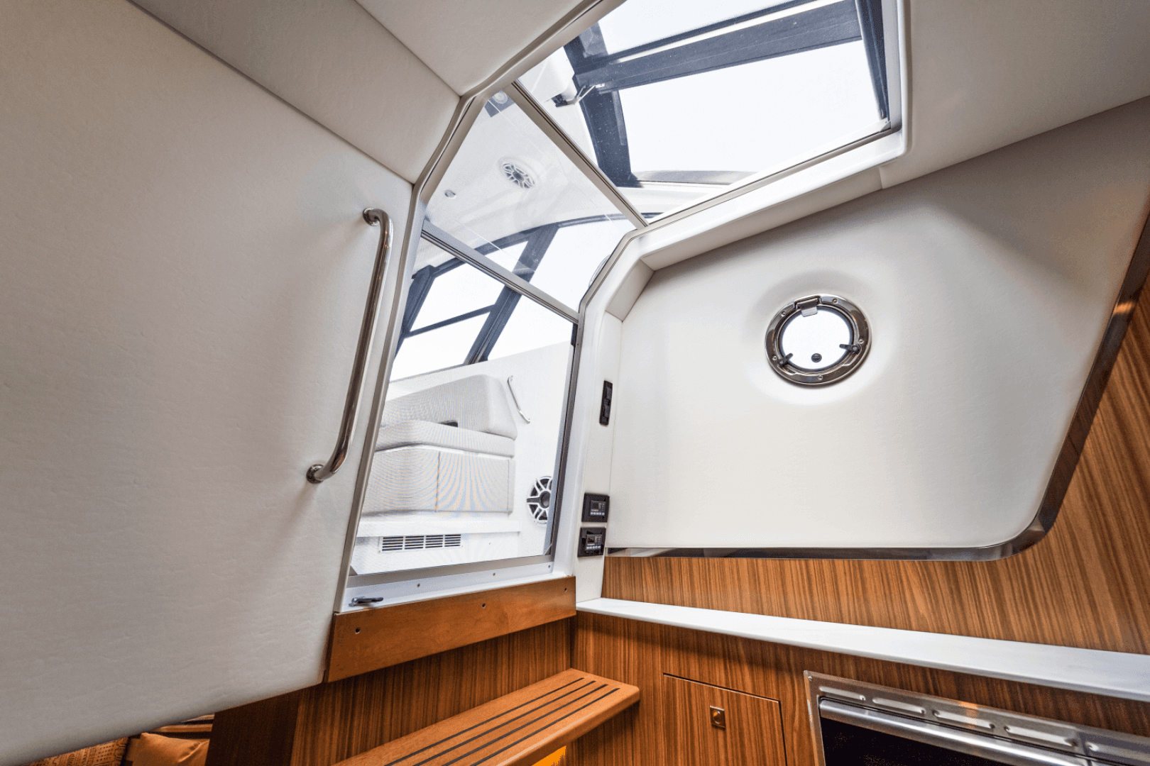 2026 Cruisers Yachts 50GLS OB - Image 49