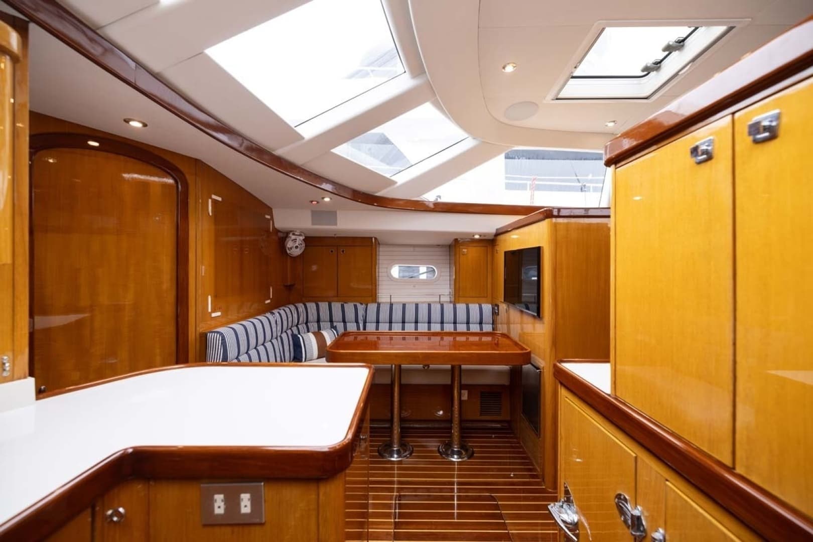 1999 Admiral Marine Center Cockpit - Image 7