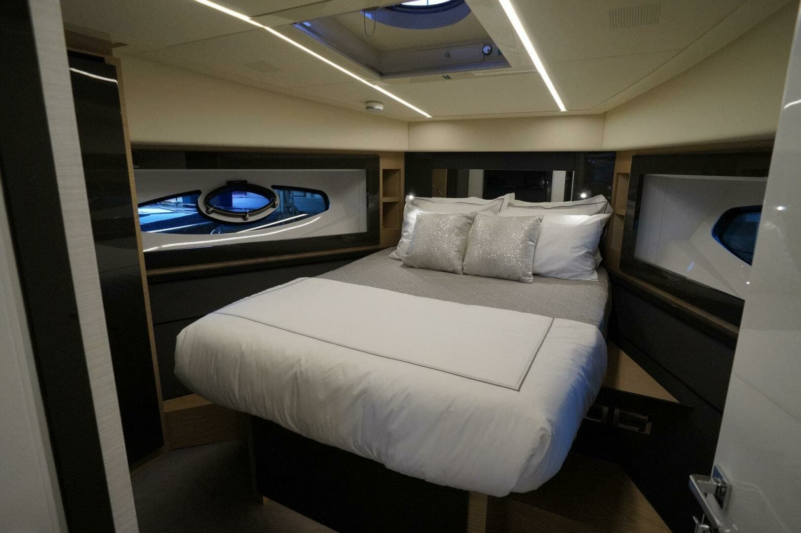 2016 Pershing 70 - Image 17