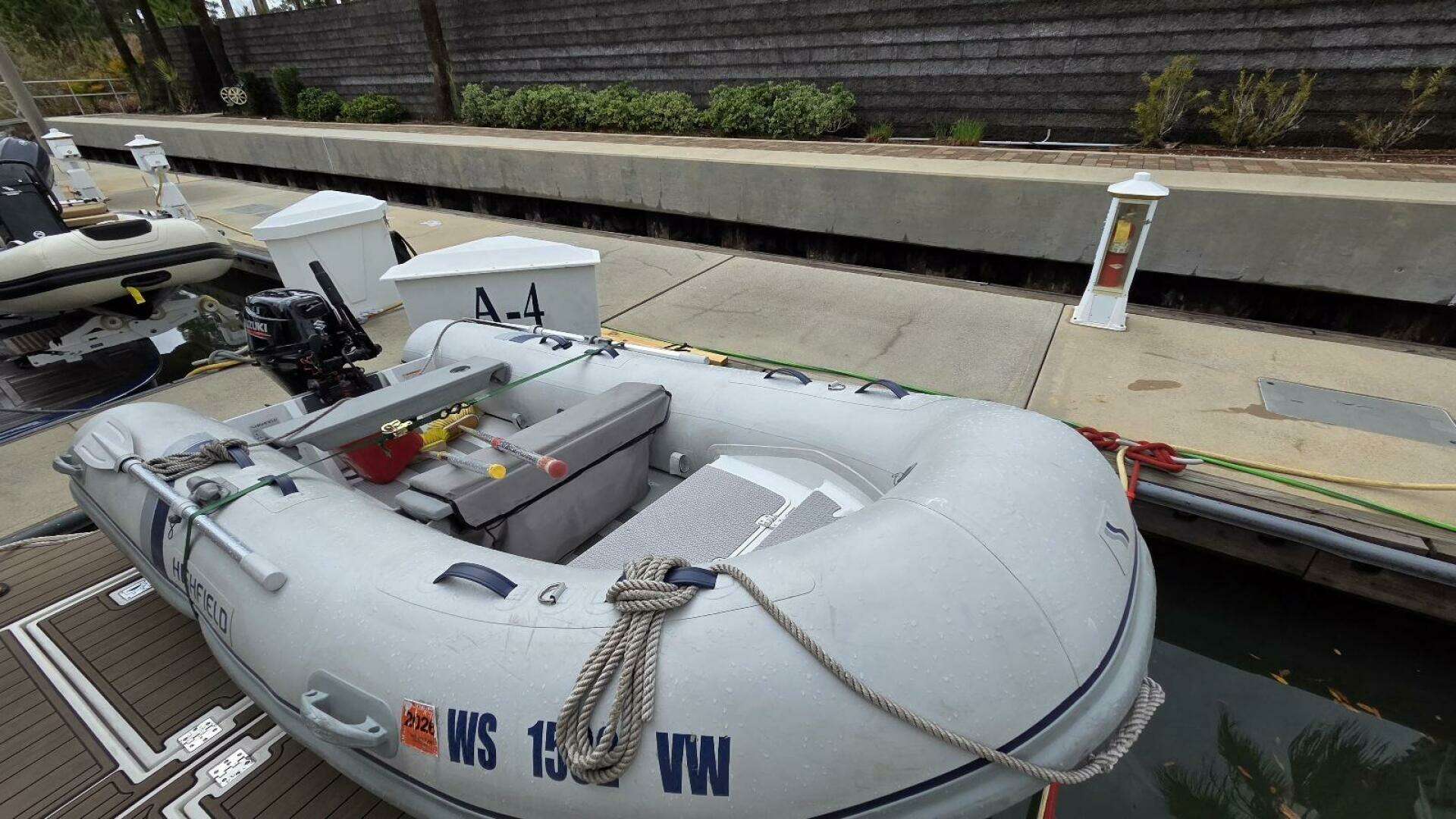 2000 Cruisers Yachts 4450 Express Motor Yacht - Image 7