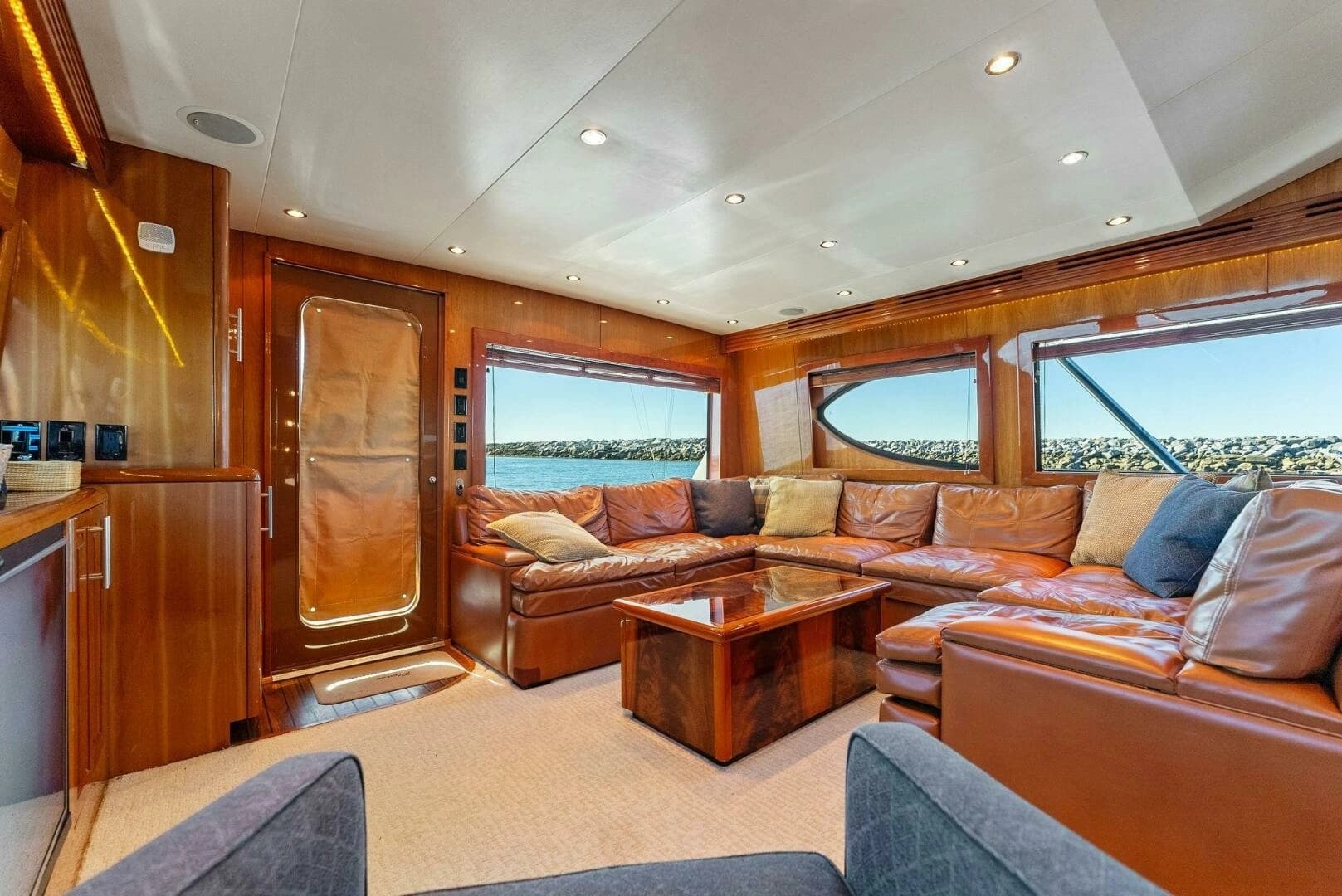 2007 Hatteras 64 Convertible - Image 10
