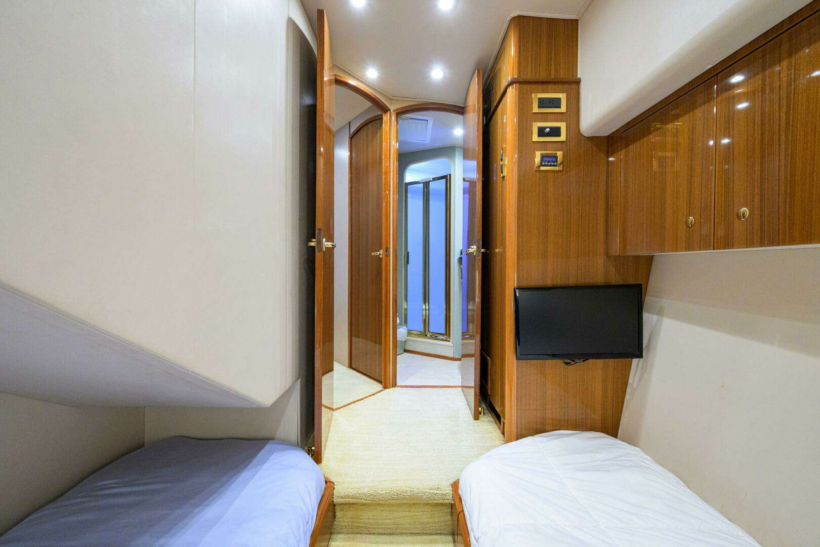 2007 Viking 64 Convertible - Image 32
