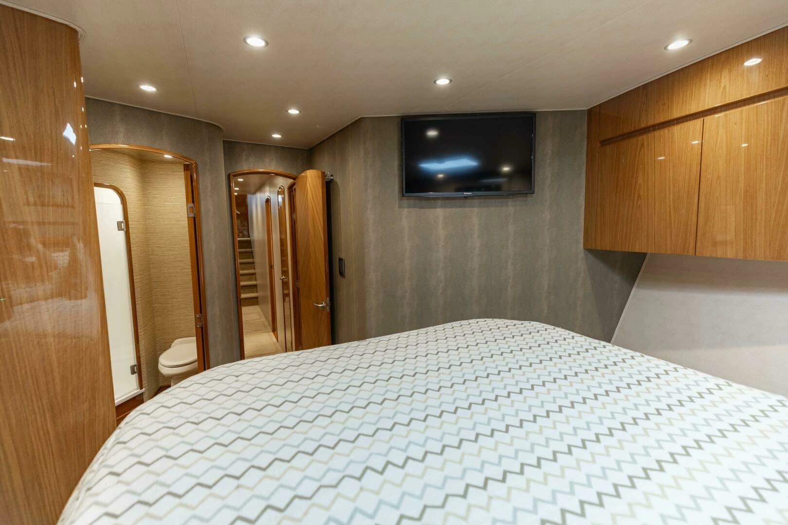 2013 Viking 76 Convertible - Image 35