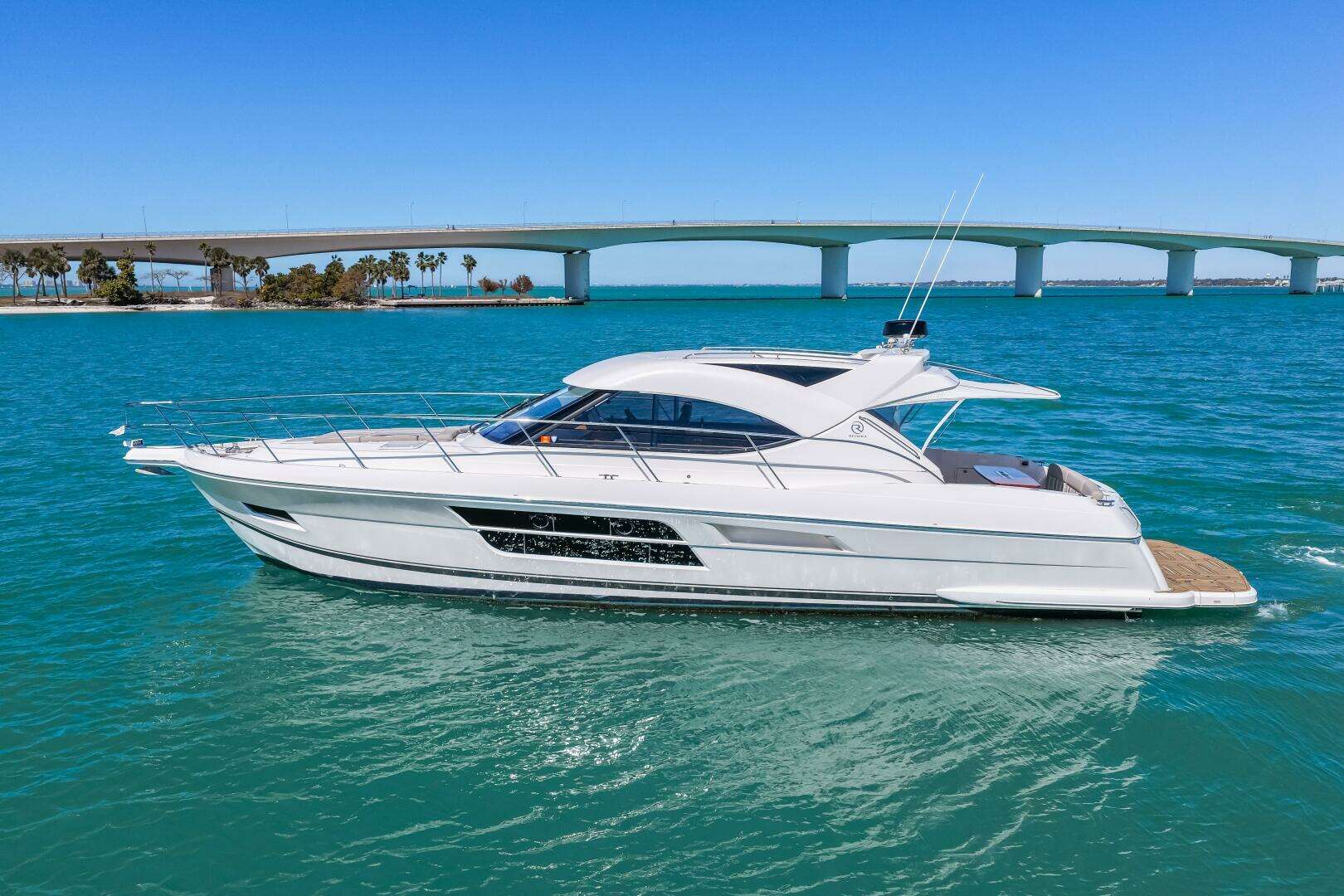 2016 Riviera 5000 Sport Yacht - Image 11