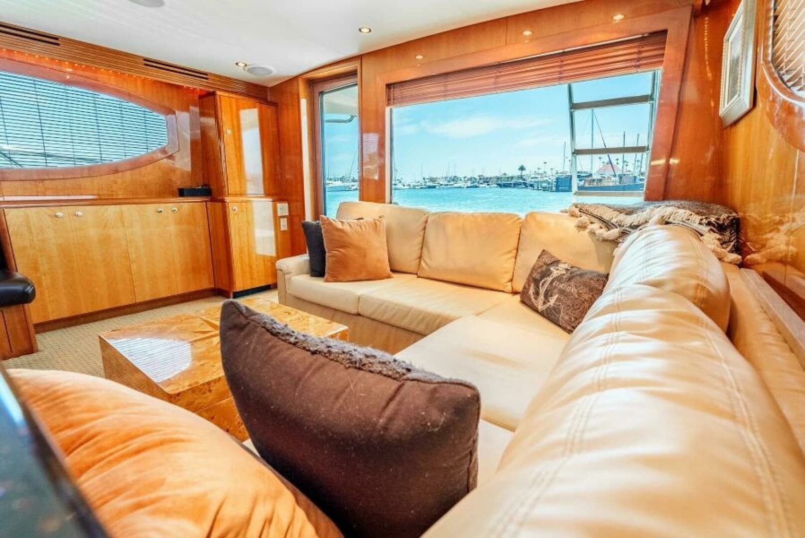 2004 Hatteras 54 Convertible - Image 8