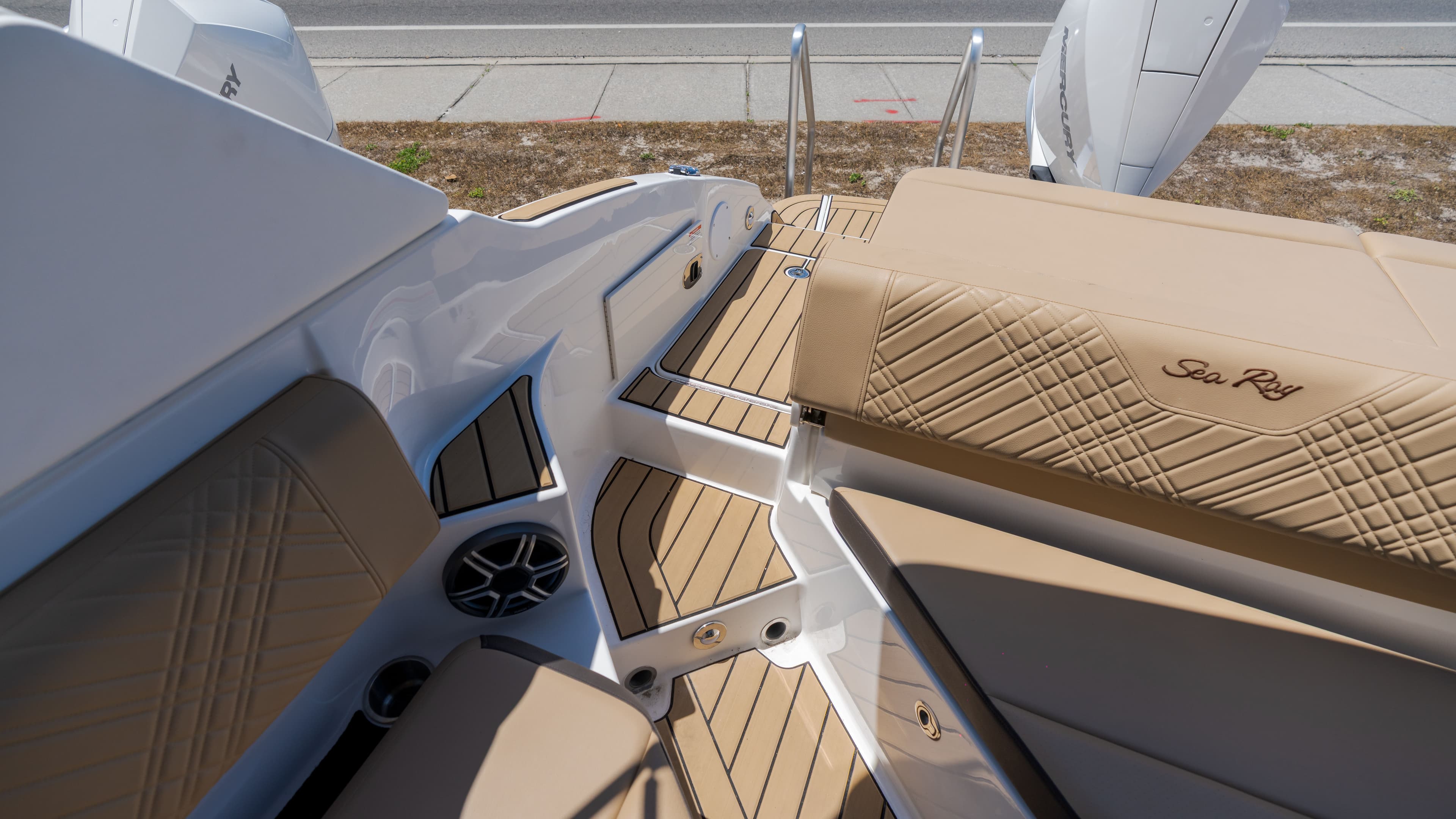 2026 Sea Ray SDX 250 Outboard - 32