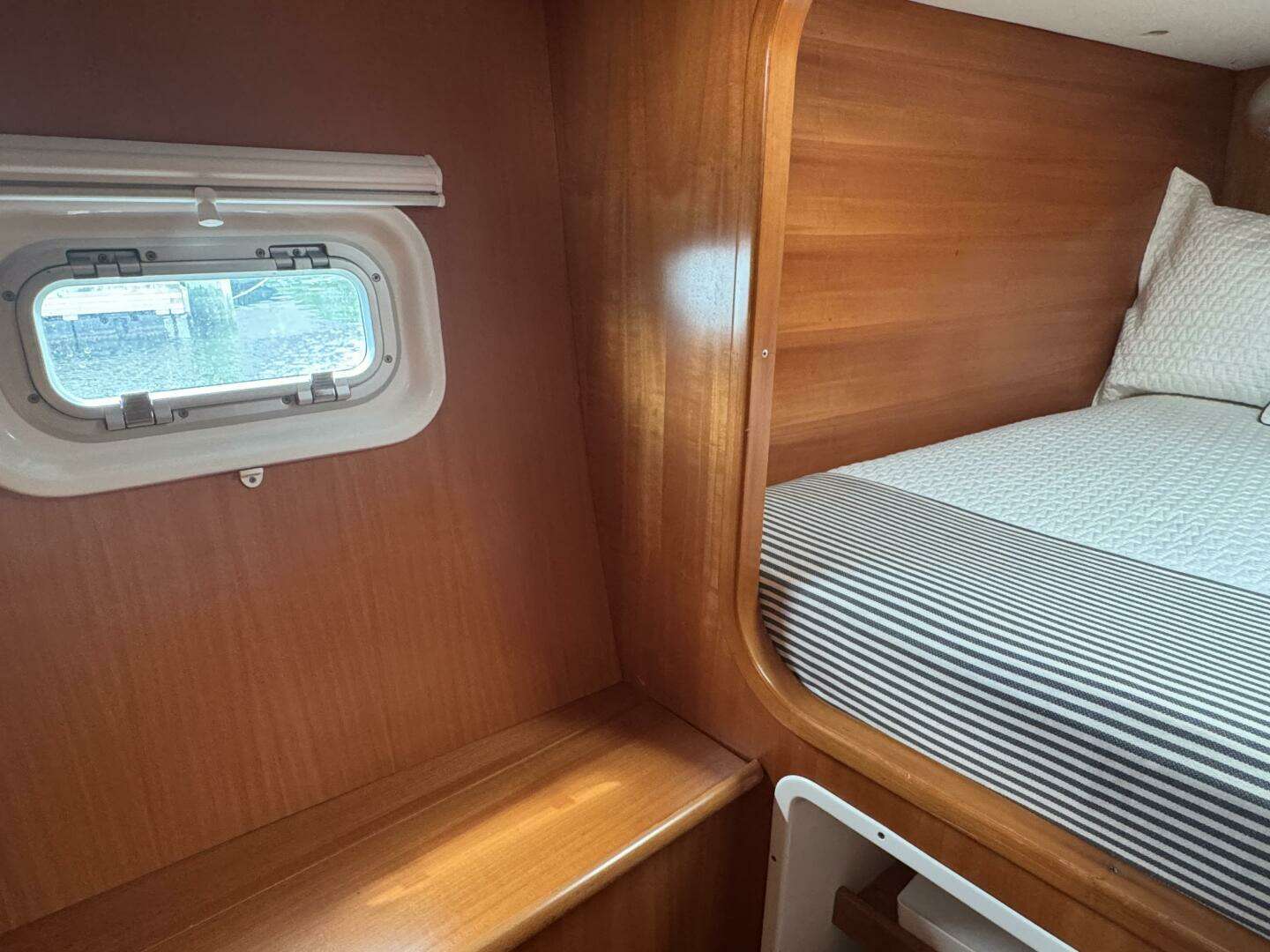 2000 Lagoon 380 - Image 29