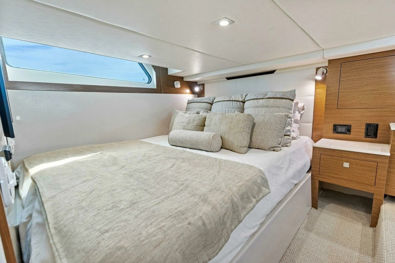 2015 Cruisers Yachts 390 Express Coupe - Image 4