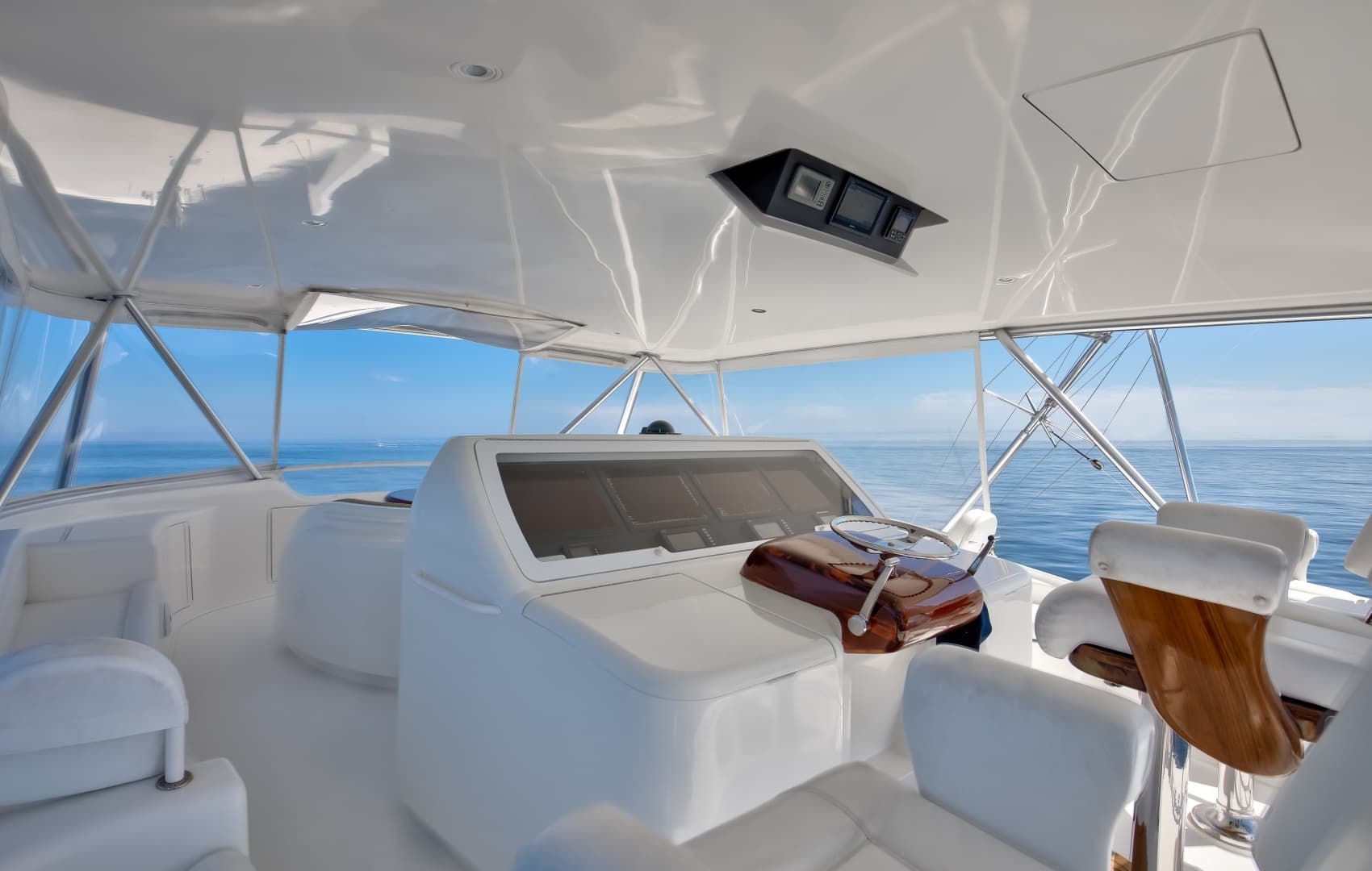 2010 Viking 82 Convertible - Image 30
