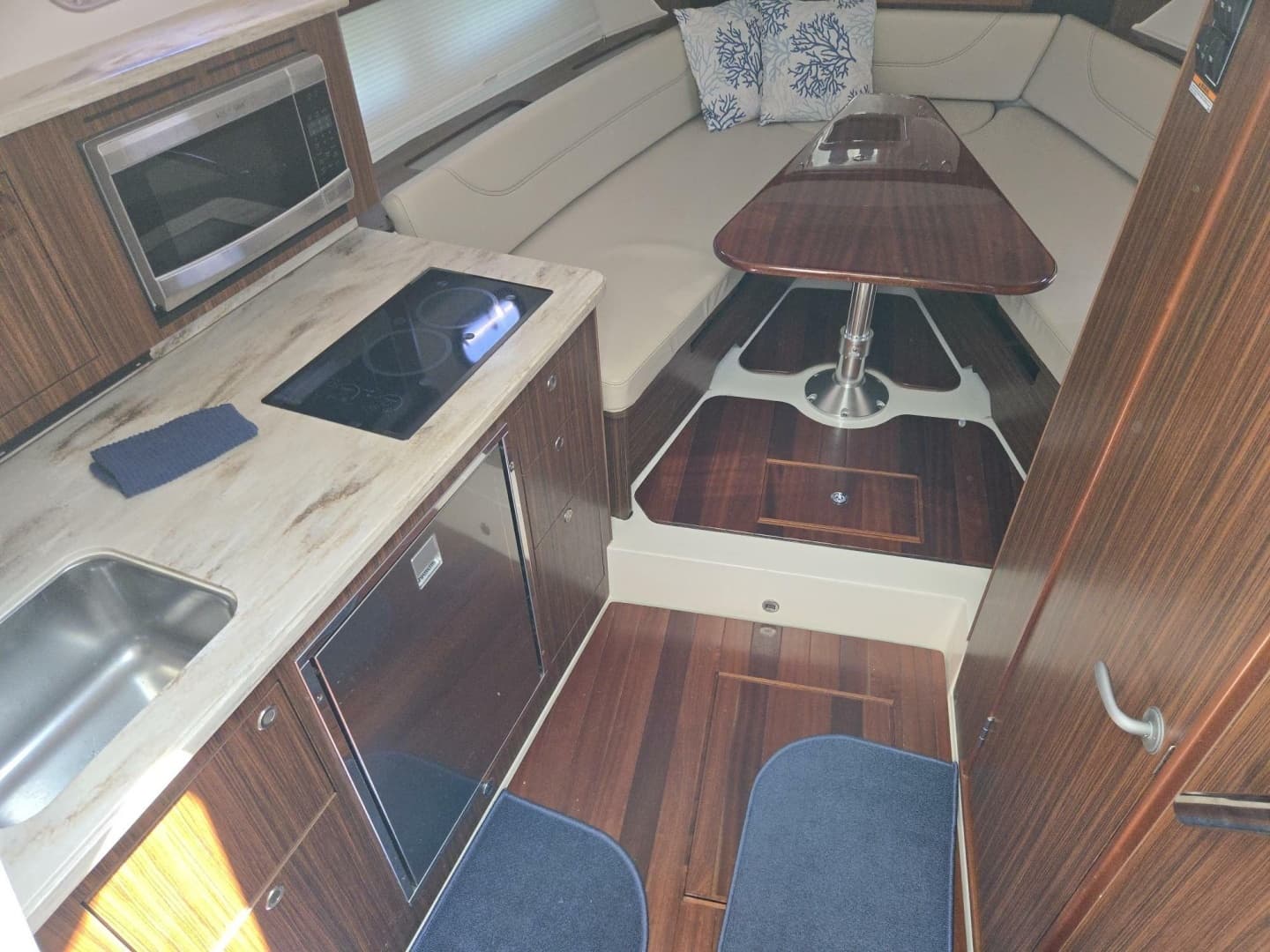 2019 Pursuit 355 Offshore - Image 15