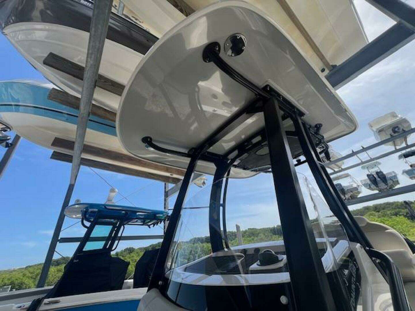 2023 Boston Whaler 250 Dauntless - Image 16