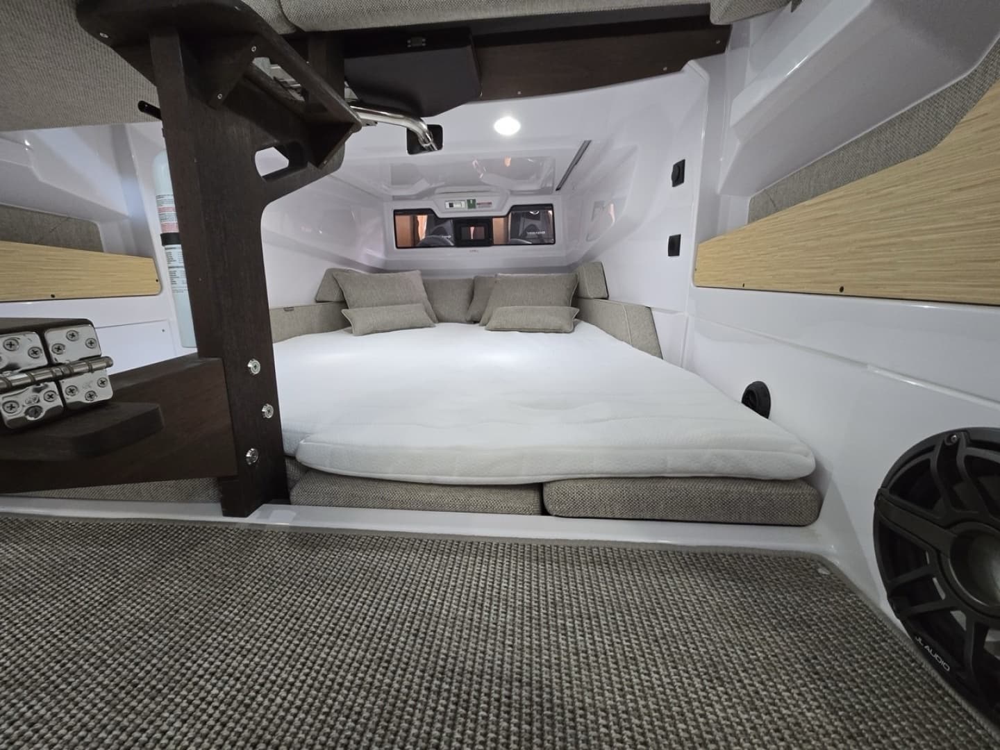 2026 Axopar Cross Cabin - Image 10