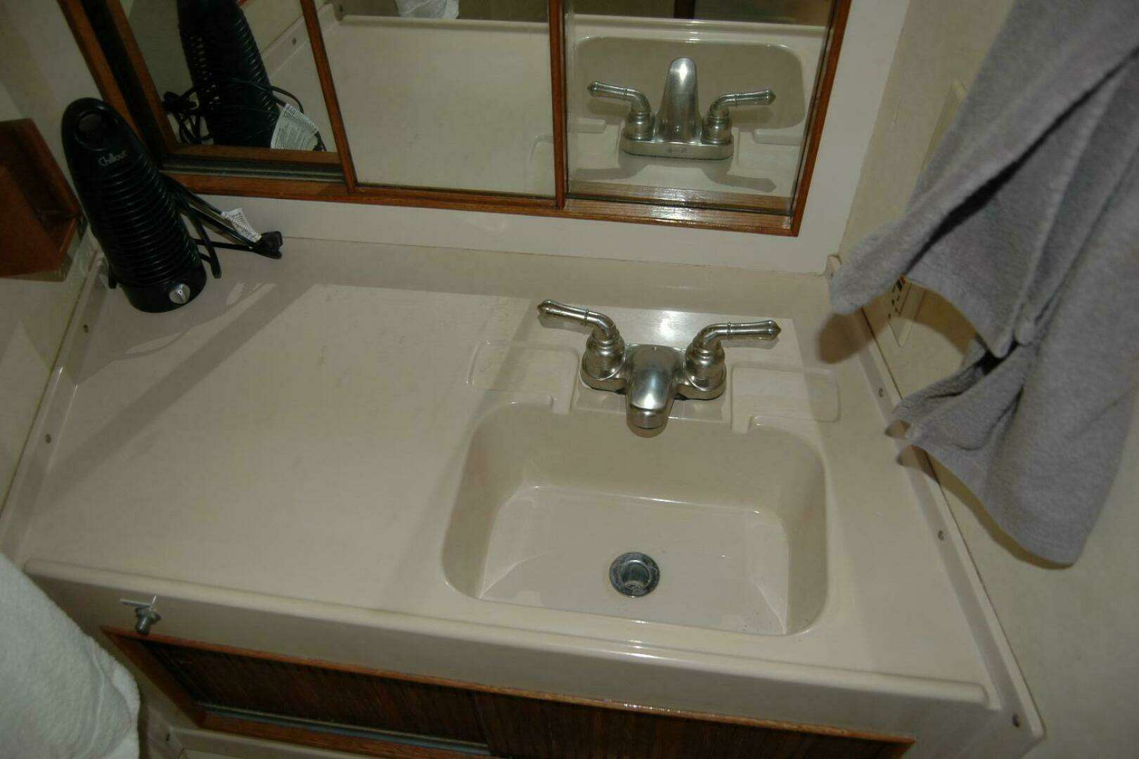1987 Bertram 33 Sport Fisherman - Image 83