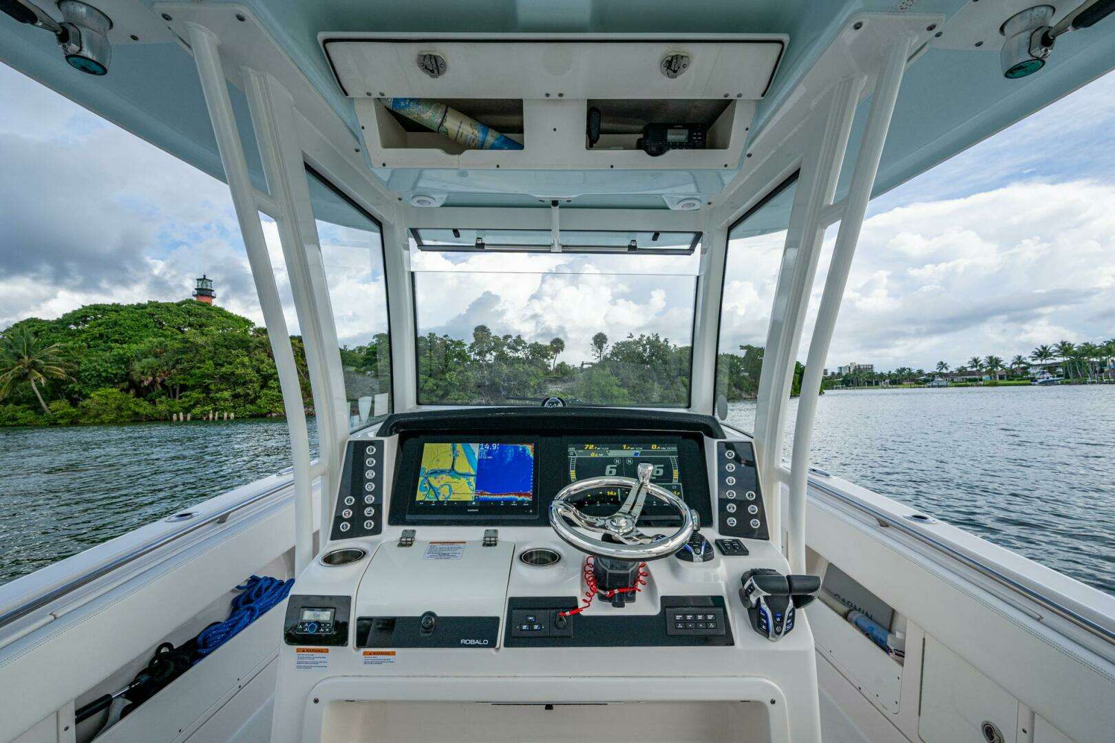 2023 Robalo R302 - Image 11