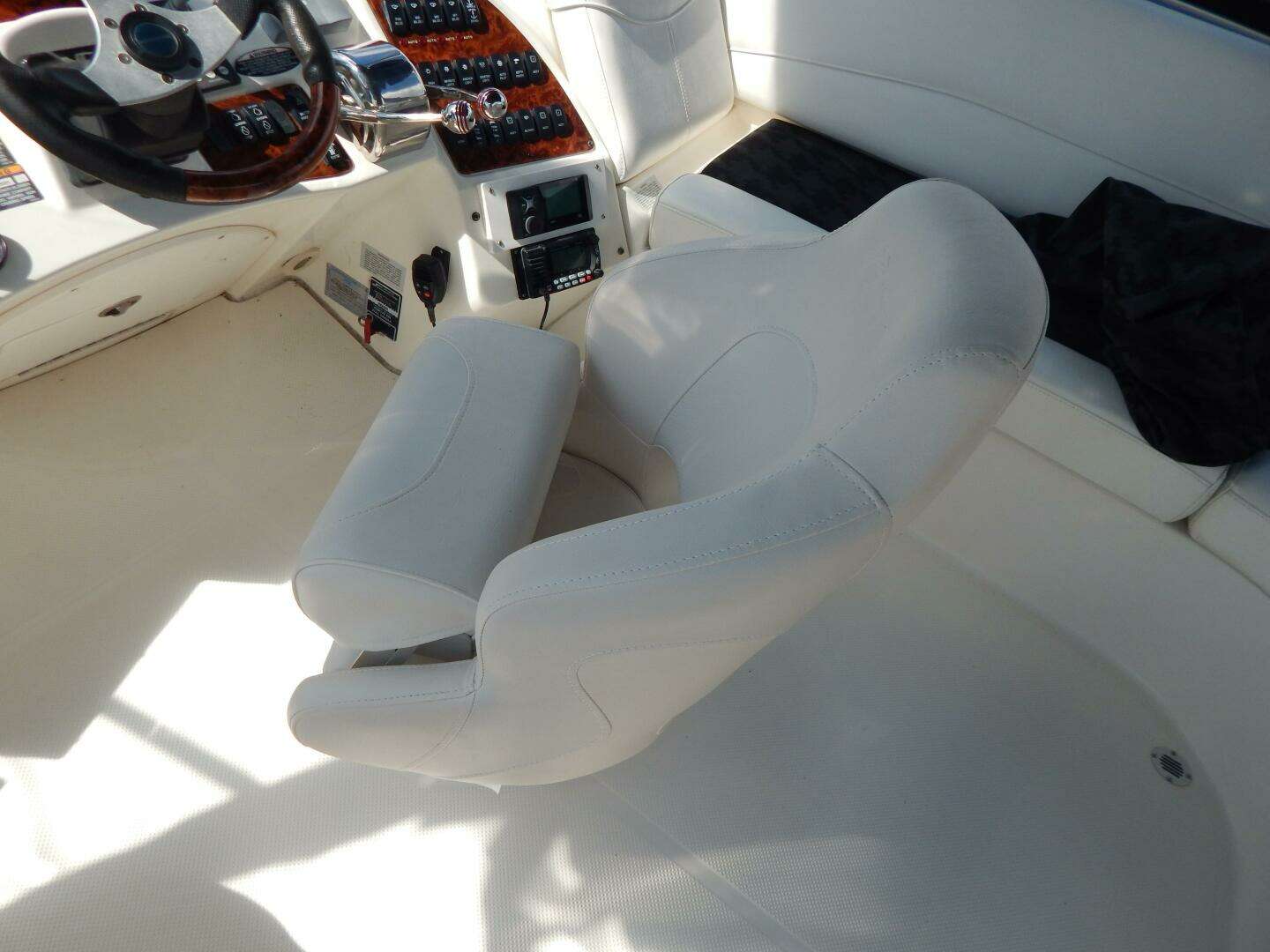 2005 Meridian 408 Motor Yacht - Image 28