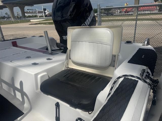 2010 NauticStar 2110 Nautic Bay boat with Yamaha engine, featuring seating and deck details.