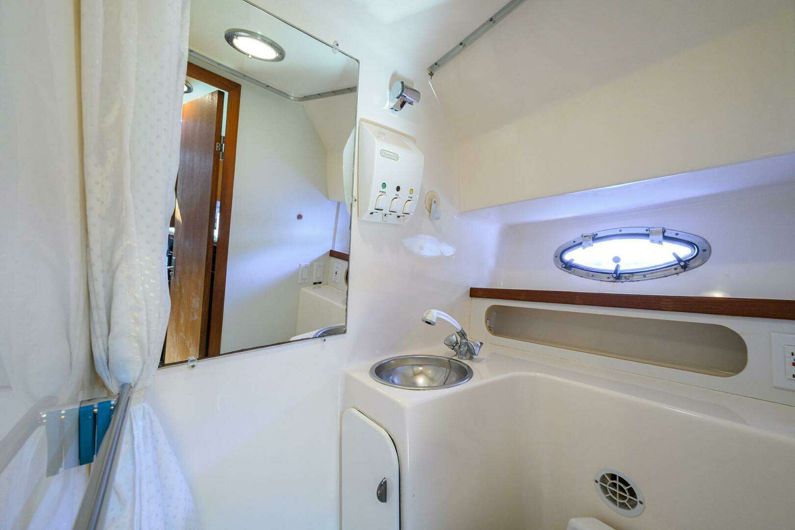 2002 Tiara Yachts 3100 LE - Image 12