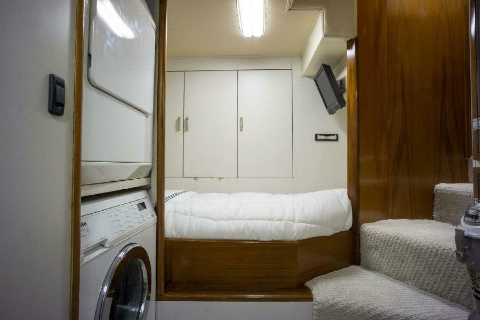 2005 Sea Force IX Enclosed Flybridge - Image 39
