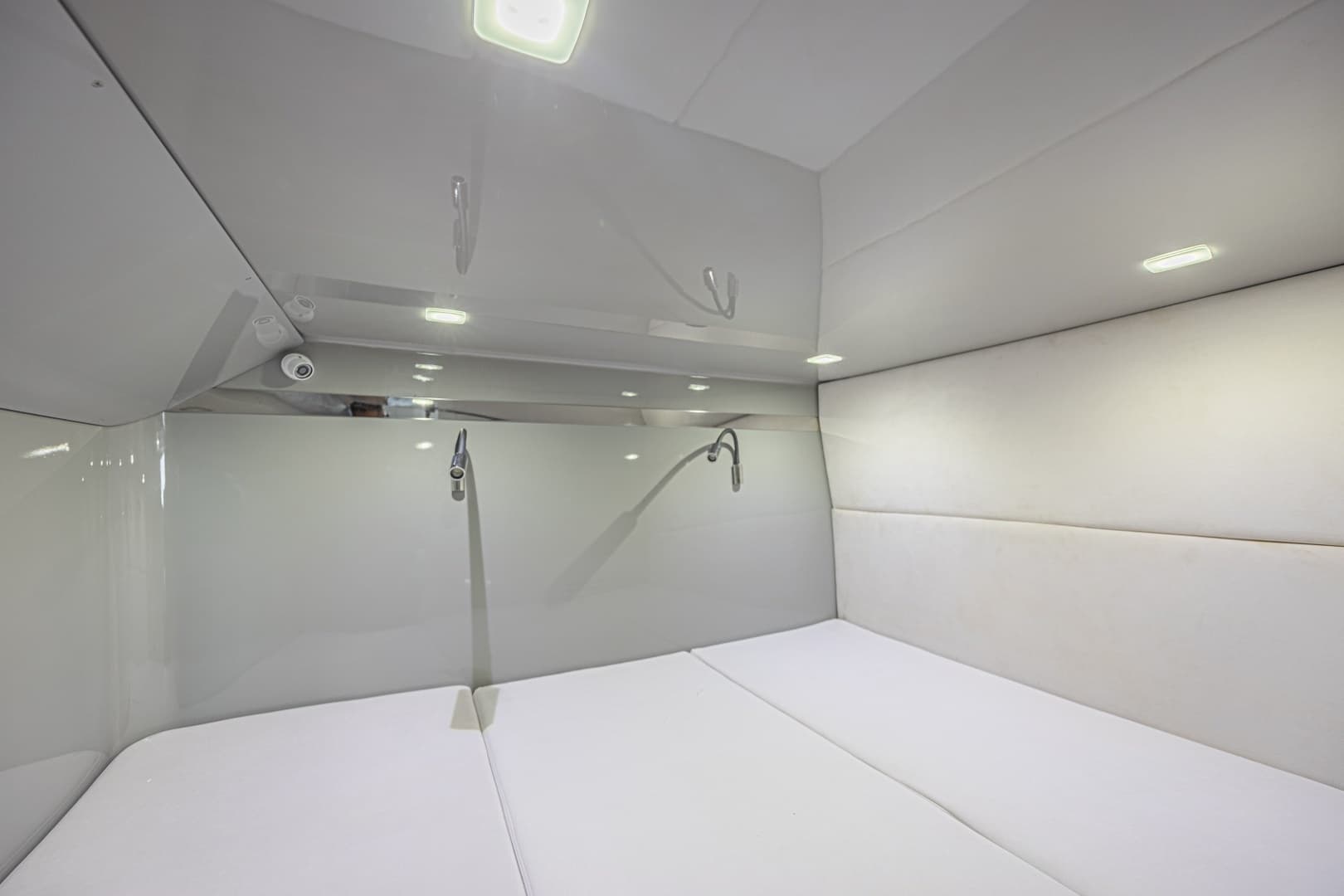 2025 Midnight Express 52 Vitesse - Image 39