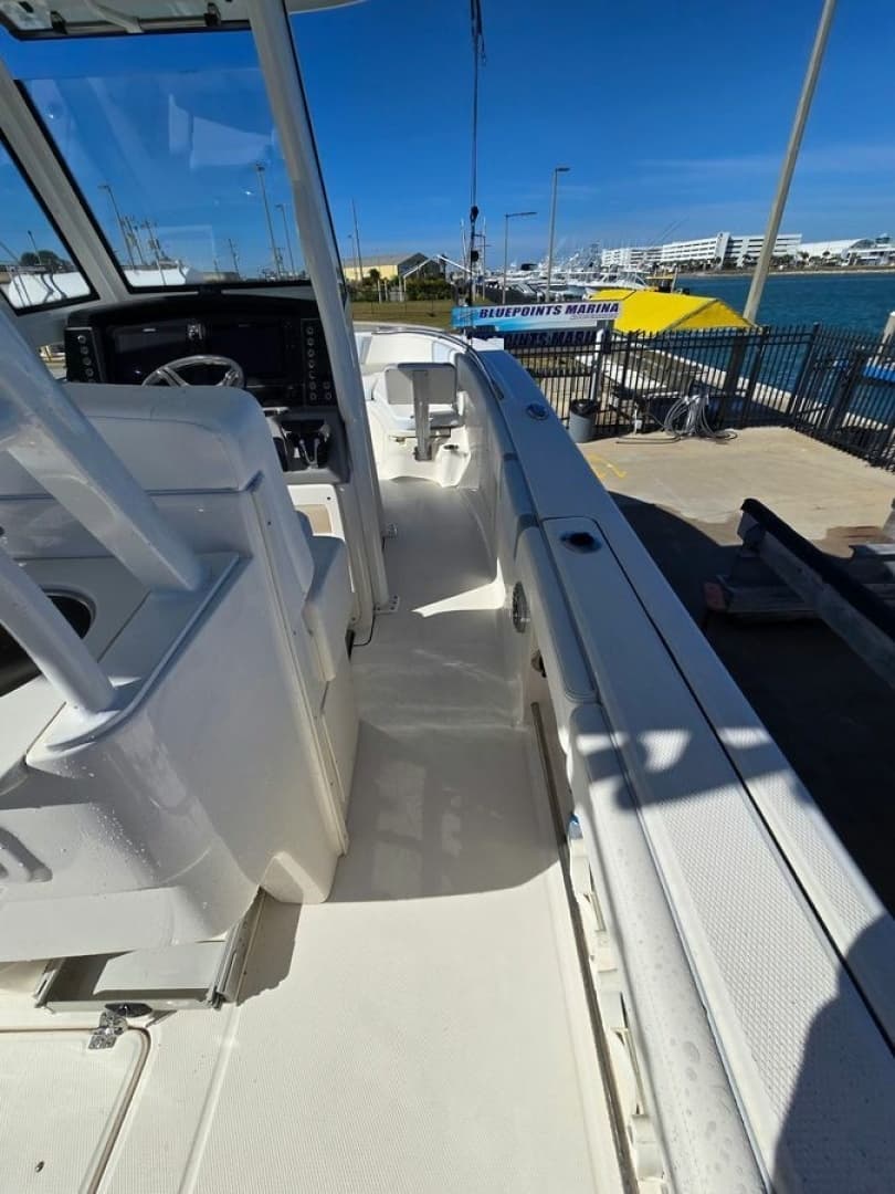 2022 Robalo — - Image 24