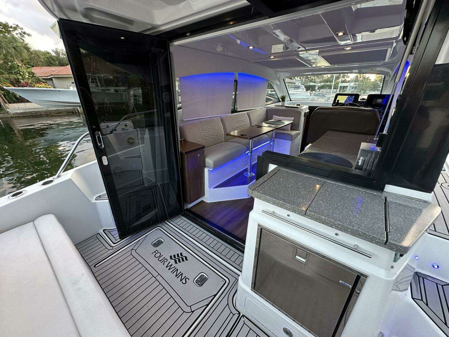 2020 Four Winns Vista 355 Coupe - Image 22
