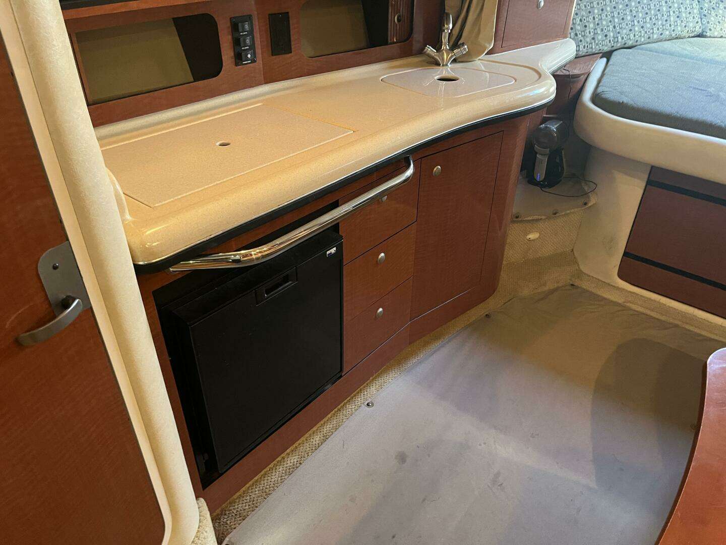 2005 Sea Ray 320 Sundancer - Image 15