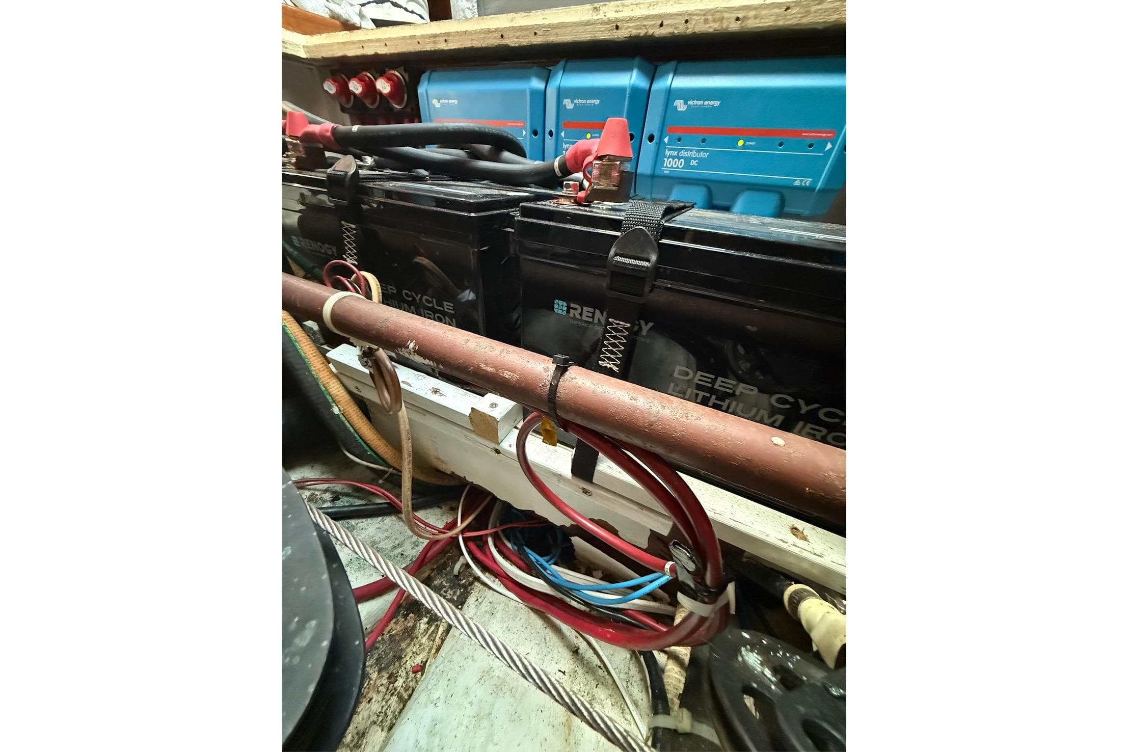 Battery setup in a 1991 Endeavour 42 boat, featuring deep cycle lithium batteries.
