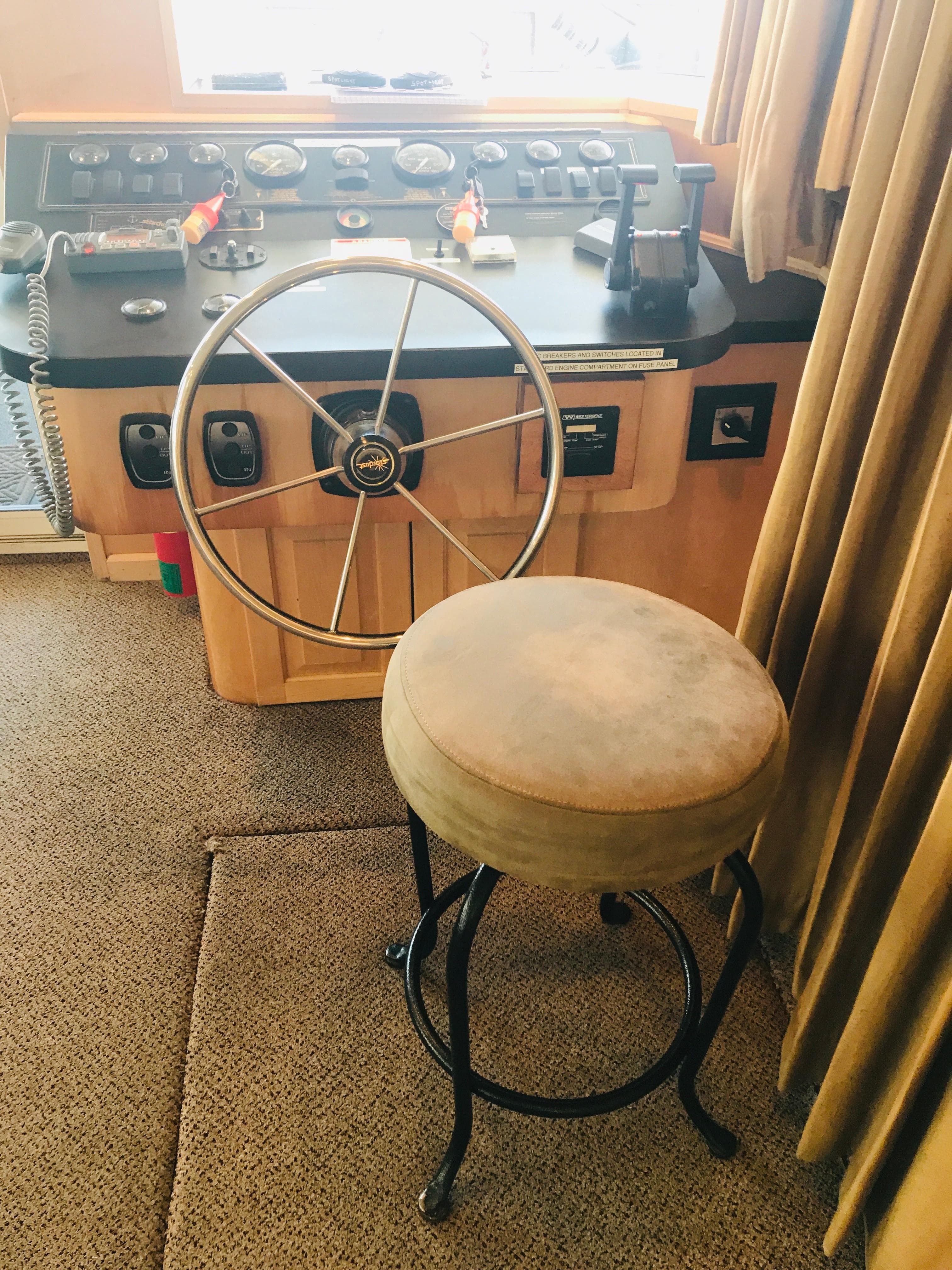 Captain's chair and helm of 2005 Stardust Cruisers Summer Obsession houseboat.